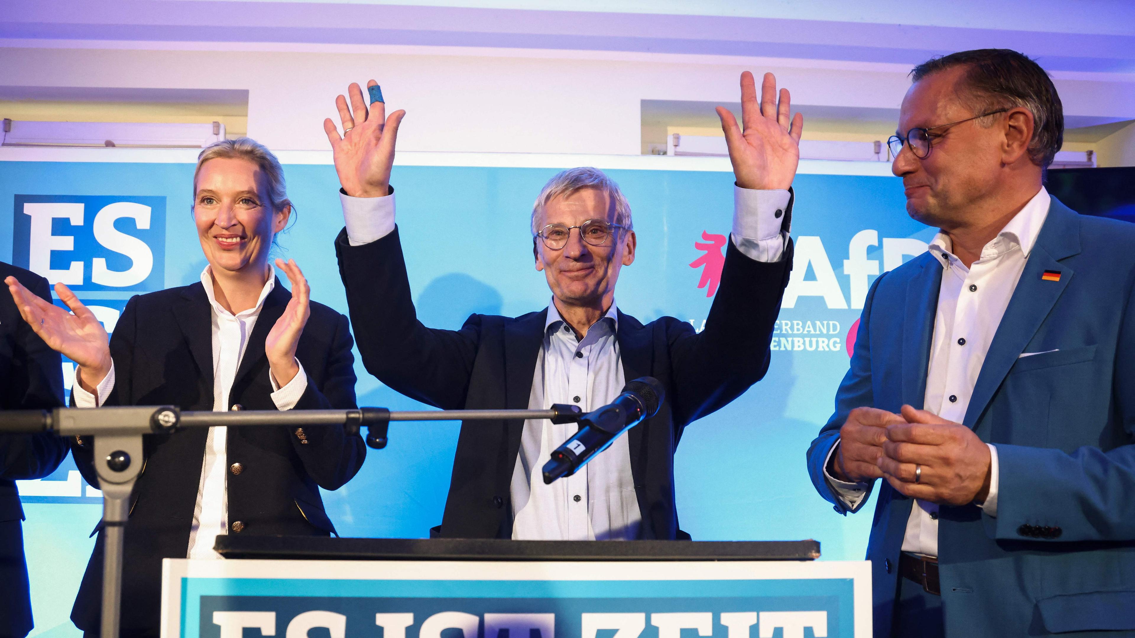 Die AfD-Co-Vorsitzenden Tino Chrupalla (r.) und Alice Weidel (l.), sowie der Brandenburger AfD-Spitzenkandidat Hans-Christoph Berndt sprechen in Potsdam zu ihren Wählern.