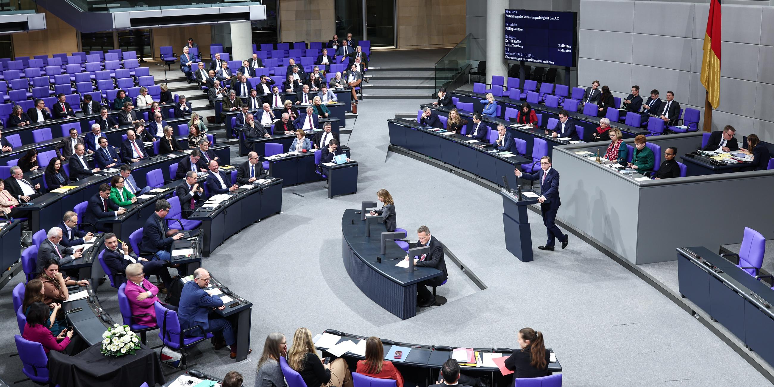 Philipp Amthor (CDU) spricht während einer Sitzung im Plenarsaal des Bundestages.