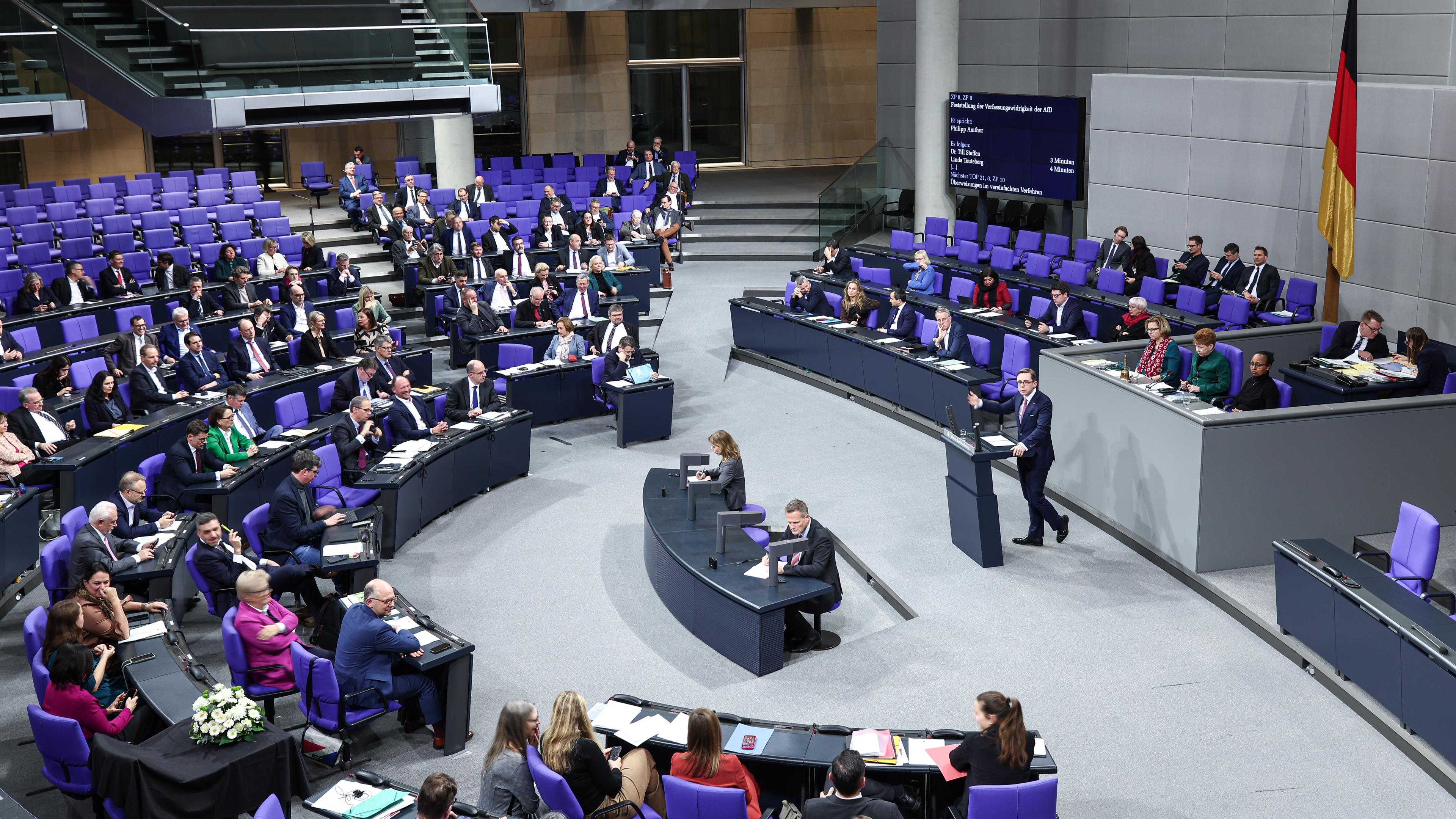 Philipp Amthor (CDU) spricht während einer Sitzung im Plenarsaal des Bundestages.