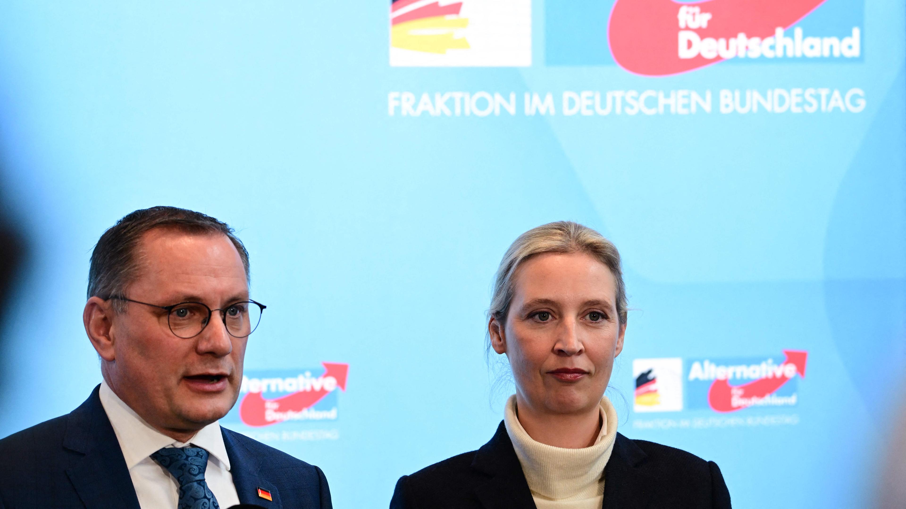 Die beiden Fraktionsvorsitzenden der AfD Alice Weidel und Tino Chrupalla geben nach der ersten Fraktionssitzung ihrer Partei eine Erklärung ab