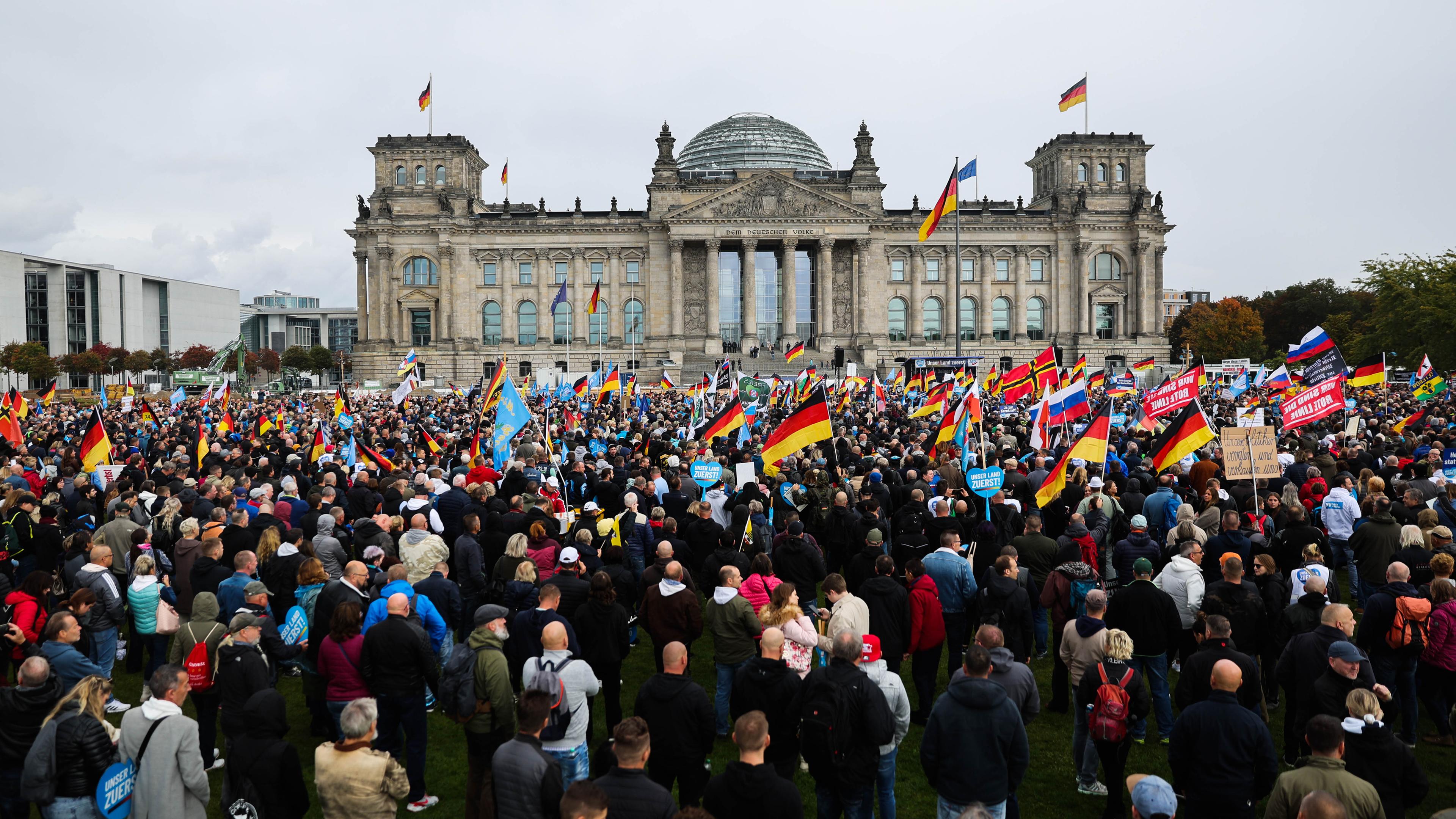 Angriffe Und Hitlergruß: Zehntausend Bei AfD-Demo In Berlin - ZDFheute