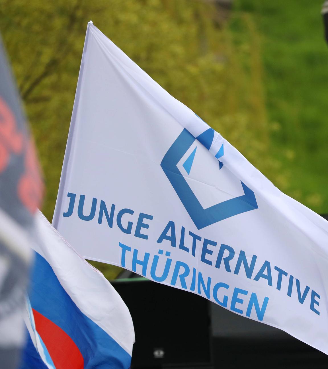 Demo der AfD in Erfurt bei der eine Flagge der "Jungen Alternative Thüringen" weht.