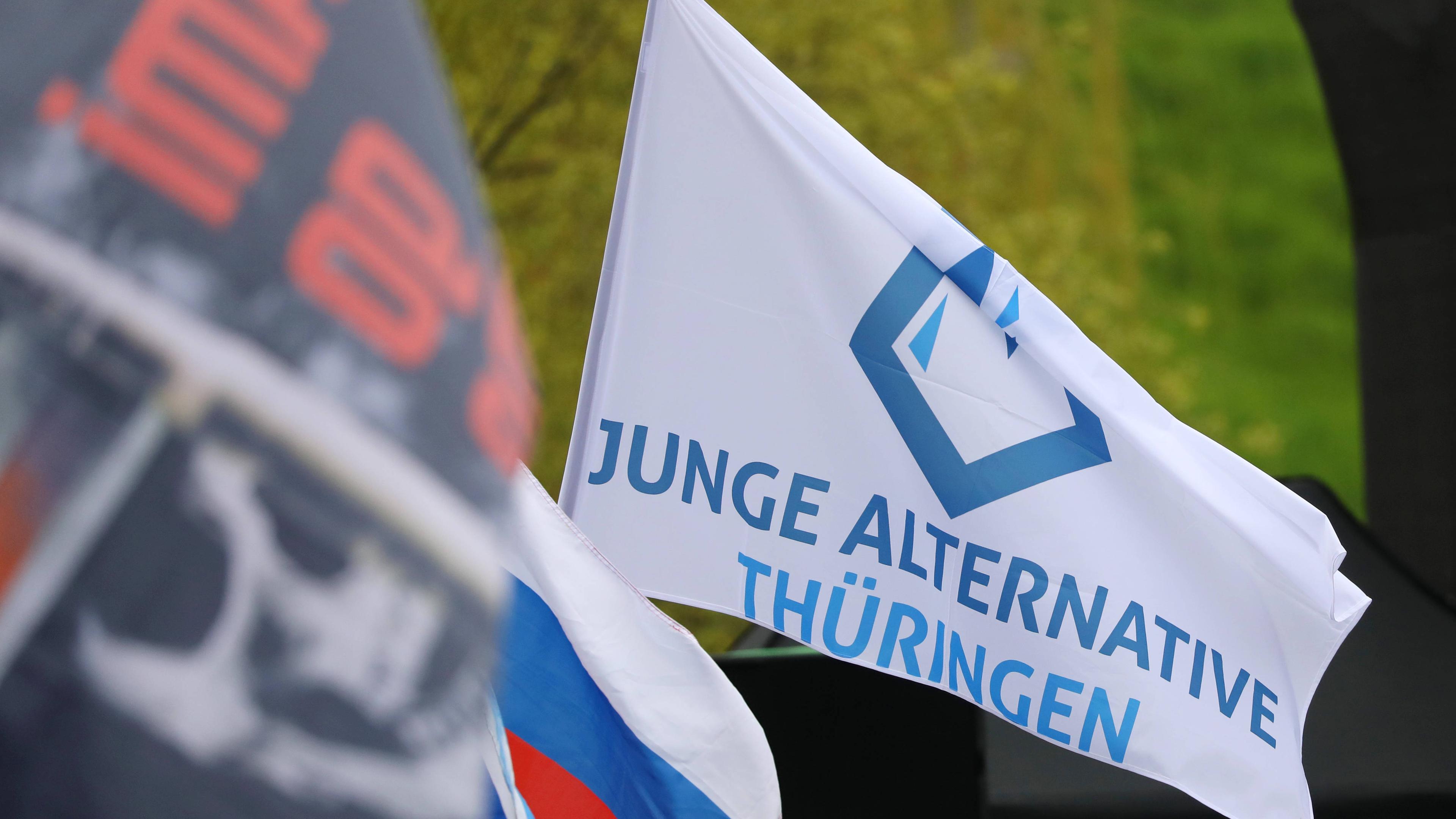 Demo der AfD in Erfurt bei der eine Flagge der "Jungen Alternative Thüringen" weht.