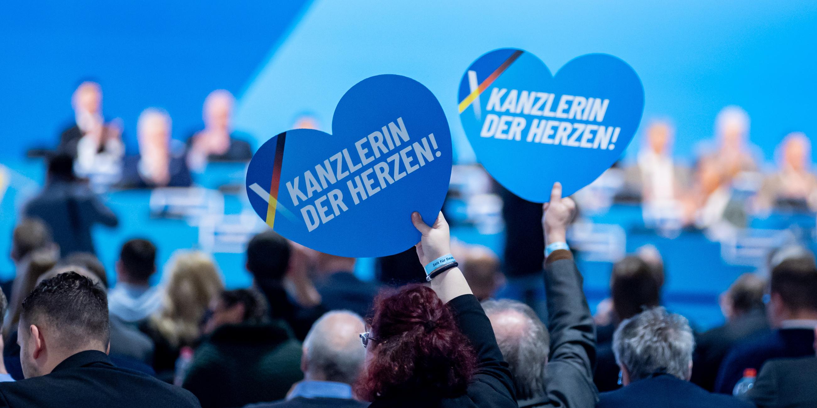 Plakate mit der Aufschrift "Kanzlerin der Herzen!" werden auf dem AfD-Parteitag hochgehalten