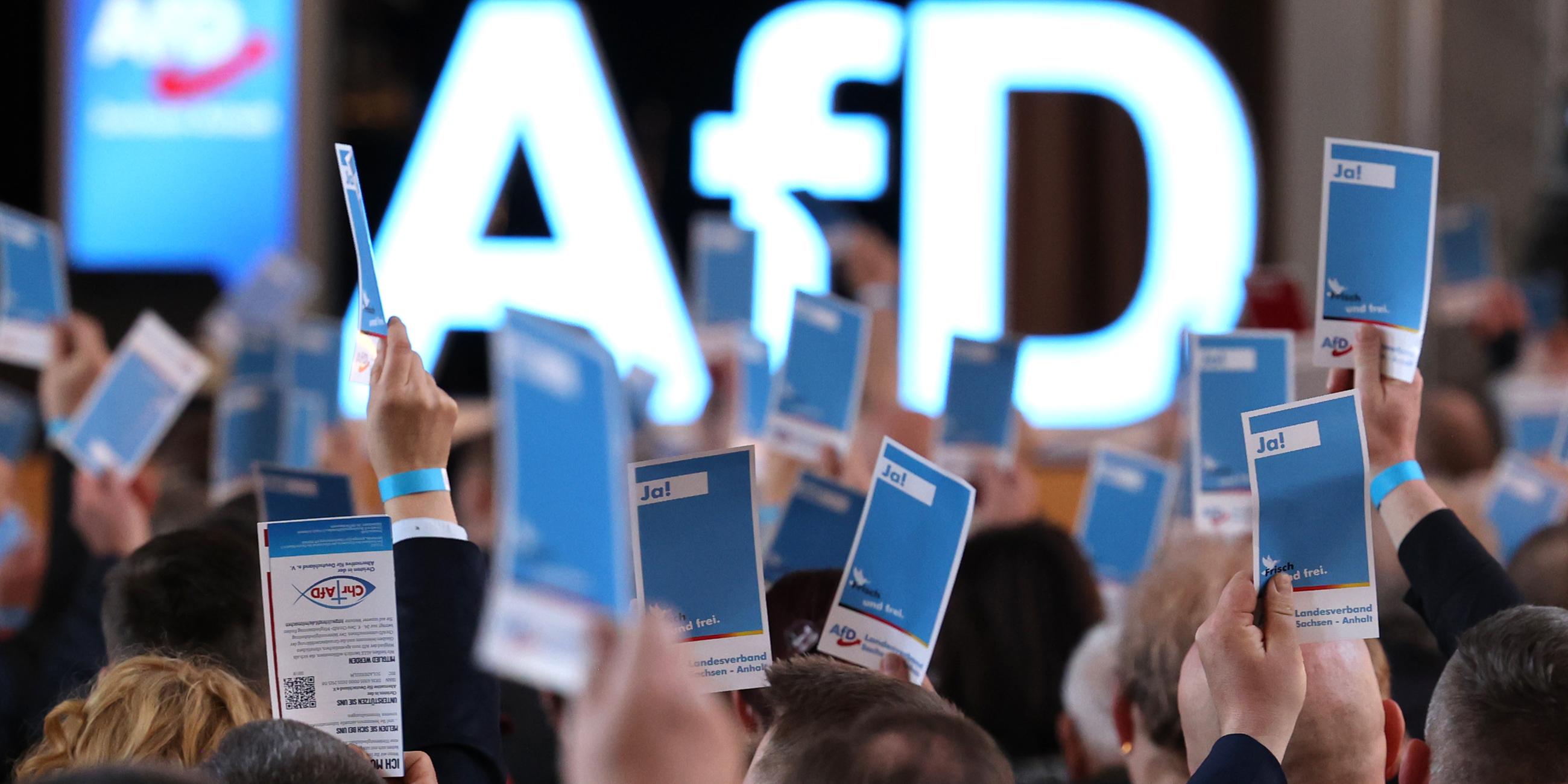 Sachsen-Anhalt, Magdeburg: Delegierte stimmen auf dem Landesparteitag der AfD Sachsen-Anhalt in Magdeburg ab.