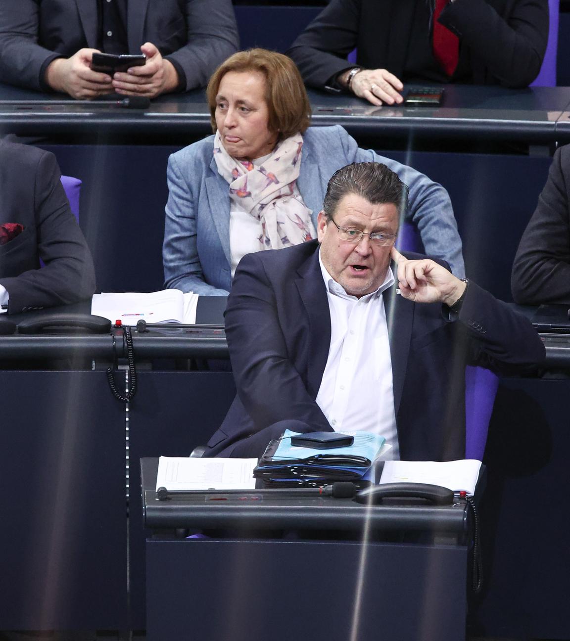 Enrico Komning (AfD, l-r), Sicherheitsbeauftragter der Fraktion, Beatrix von Storch (AfD), stellvertretende Fraktionsvorsitzende im Bundestag, Michael Kaufmann (AfD) und Stephan Brandner (AfD, vorne Mitte), Bundestagsabgeordneter, nehmen an einer Sitzung im Plenarsaal des Bundestages teil.