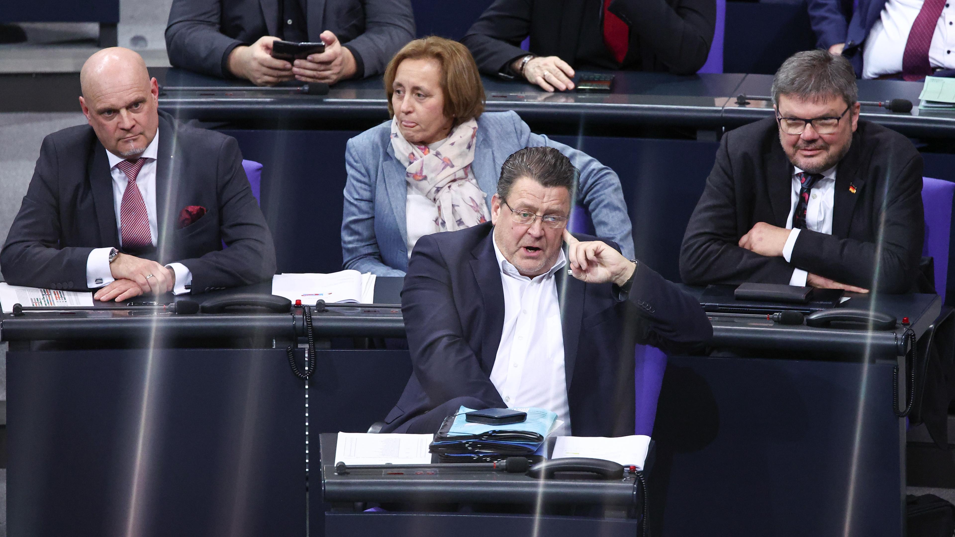 Enrico Komning (AfD, l-r), Sicherheitsbeauftragter der Fraktion, Beatrix von Storch (AfD), stellvertretende Fraktionsvorsitzende im Bundestag, Michael Kaufmann (AfD) und Stephan Brandner (AfD, vorne Mitte), Bundestagsabgeordneter, nehmen an einer Sitzung im Plenarsaal des Bundestages teil.