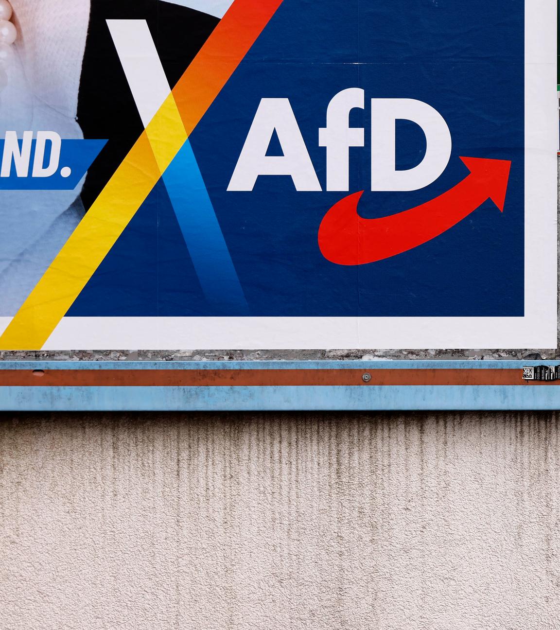 Nahaufnahme des AfD-Logos auf einem Wahlplakat für die Bundestagswahl in Köln.