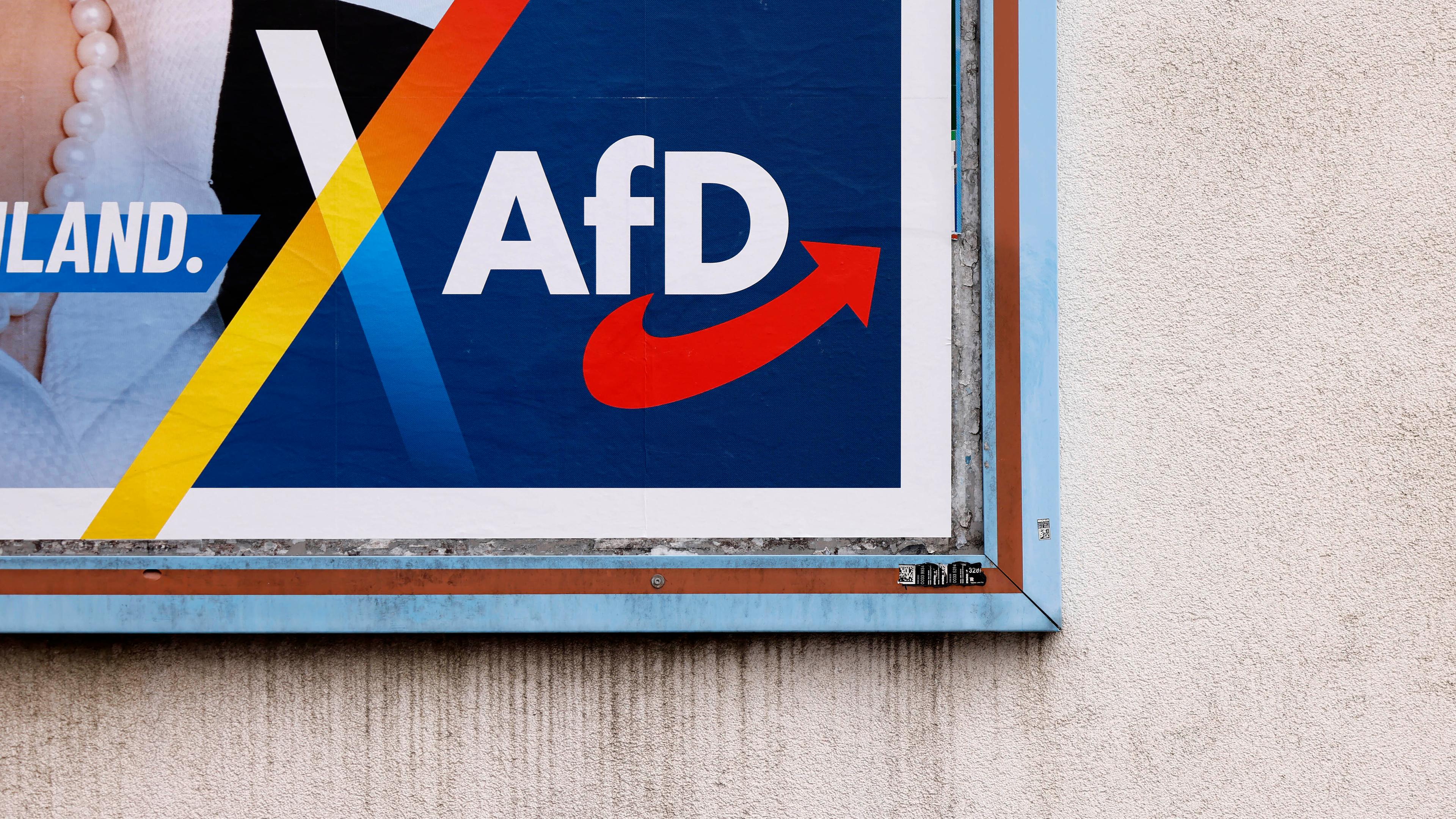 Nahaufnahme des AfD-Logos auf einem Wahlplakat für die Bundestagswahl in Köln.