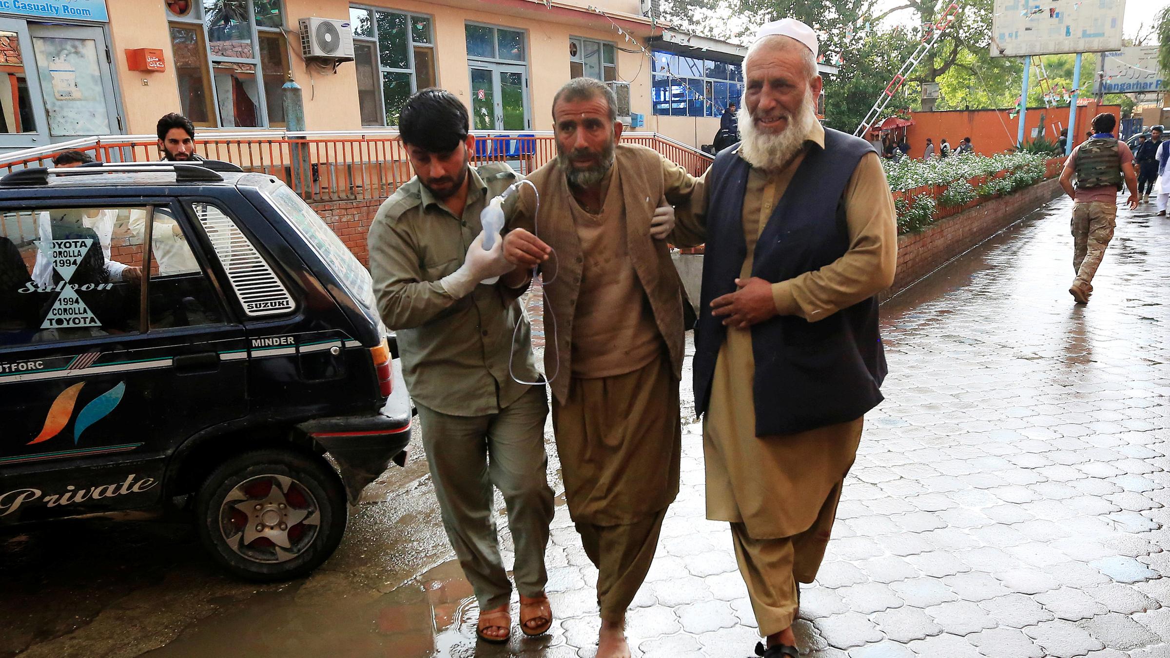 Afghanistan Uber 60 Tote Bei Anschlag Auf Moschee Zdfheute