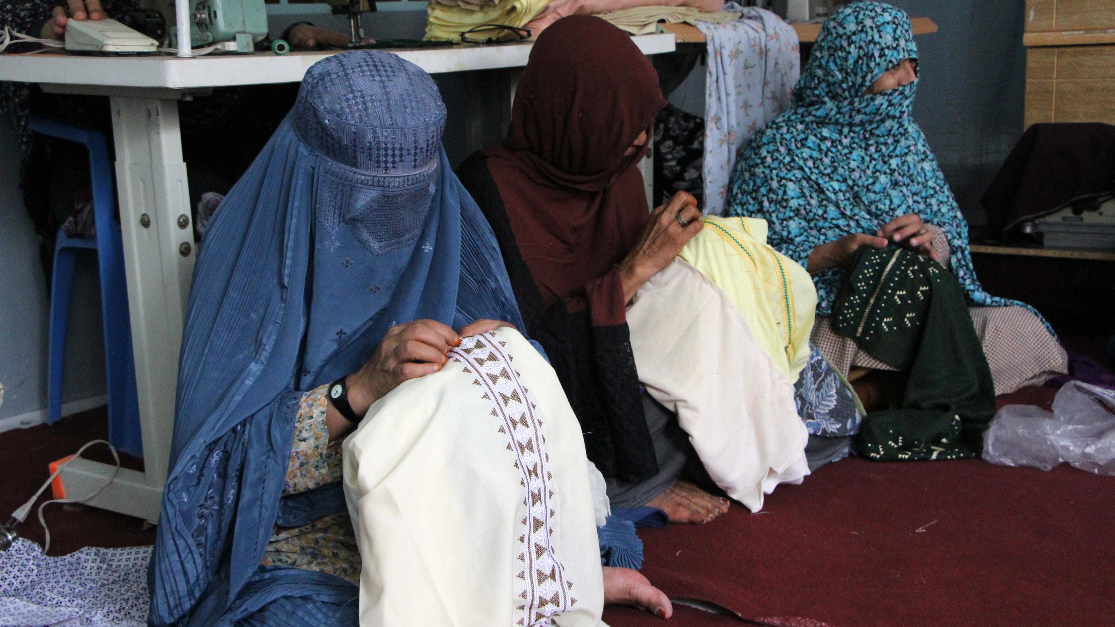 Afghanistan, Kandahar: Frauen nähen Kleidung in einer Werkstatt