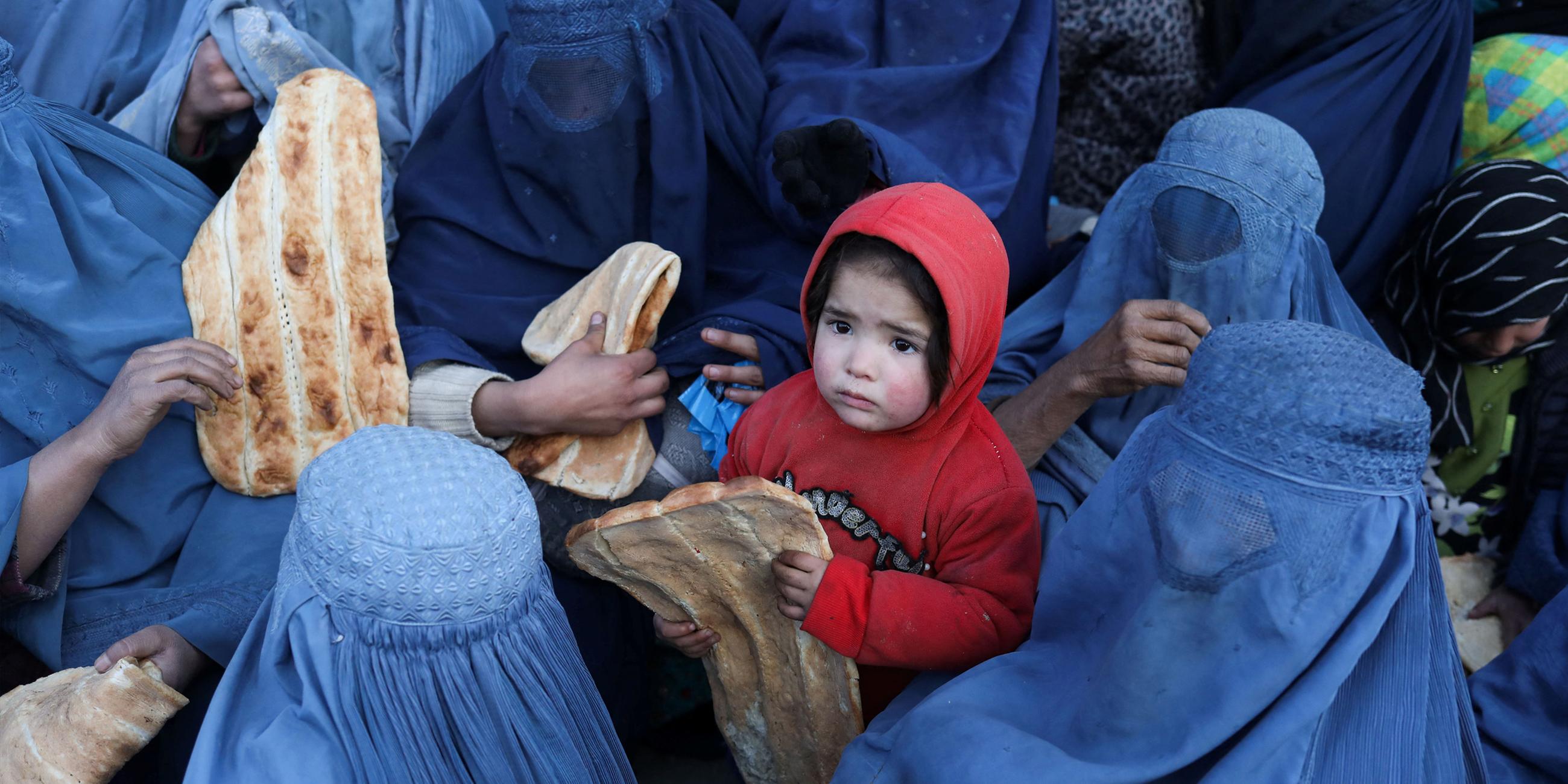 Archiv: Ein afghanisches Kind erhält vor einer Bäckerei in Kabul, Afghanistan, am 31. 01. 2022 einen Laib Brot