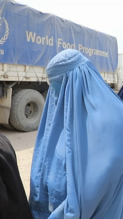 Frauen in Afghanistan warten auf Hilfslieferungen aus einem LKW des Welternährungsprogramm der Vereinten Nationen.