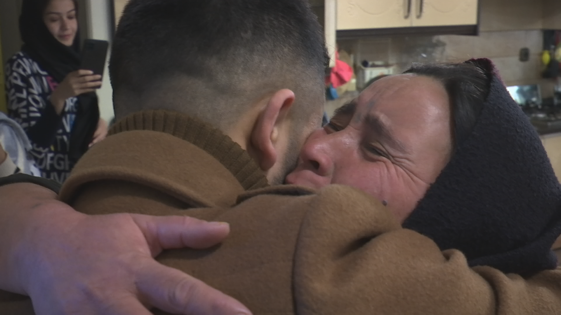Eine Frau trifft umarmt Ihren Sohn, nachdem Sie aus Afghanistan vor den Taliban geflohen ist