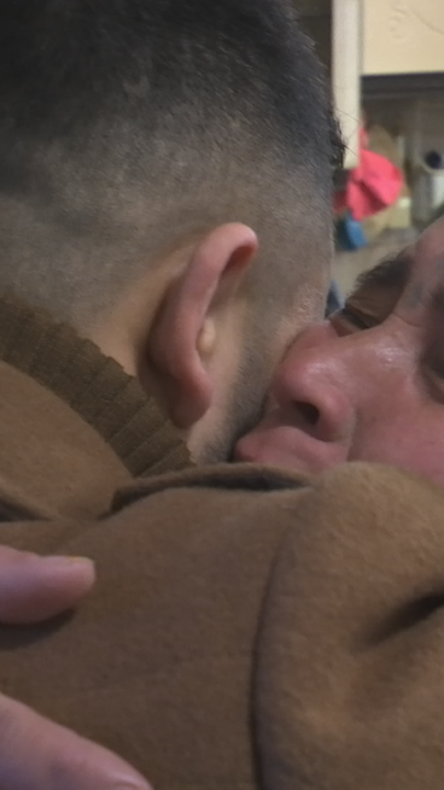 Eine Frau trifft umarmt Ihren Sohn, nachdem Sie aus Afghanistan vor den Taliban geflohen ist