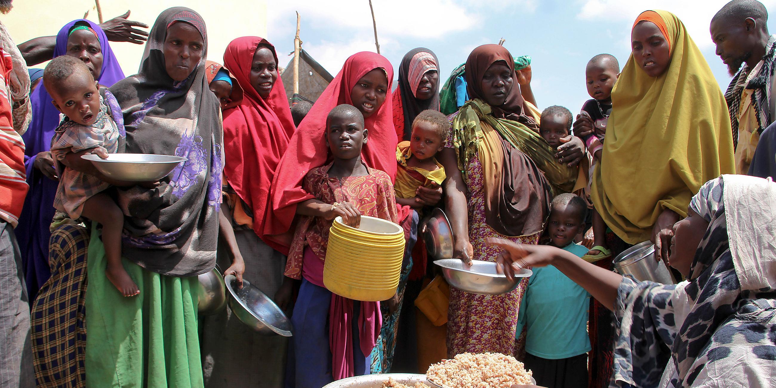 Essensausgabe an Frauen in Somalia. 