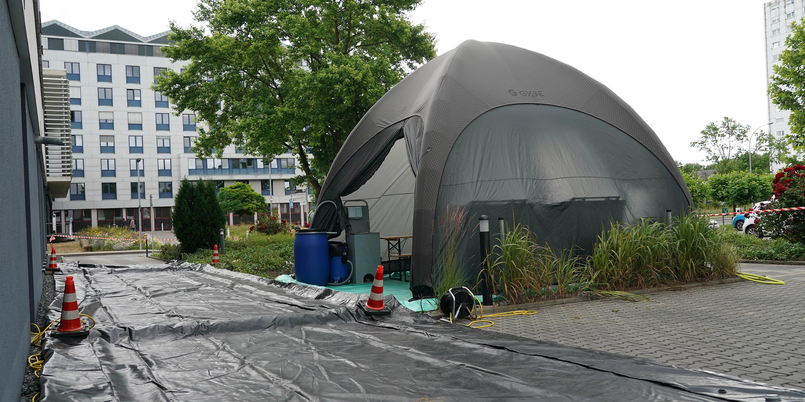 Groß-Gerau: Ein Zelt der Auffangstation für Tierkadaver mit ausgelegter Autospur ist in Groß-Gerau vor dem Veterinäramt des Landratsamts aufgestellt.