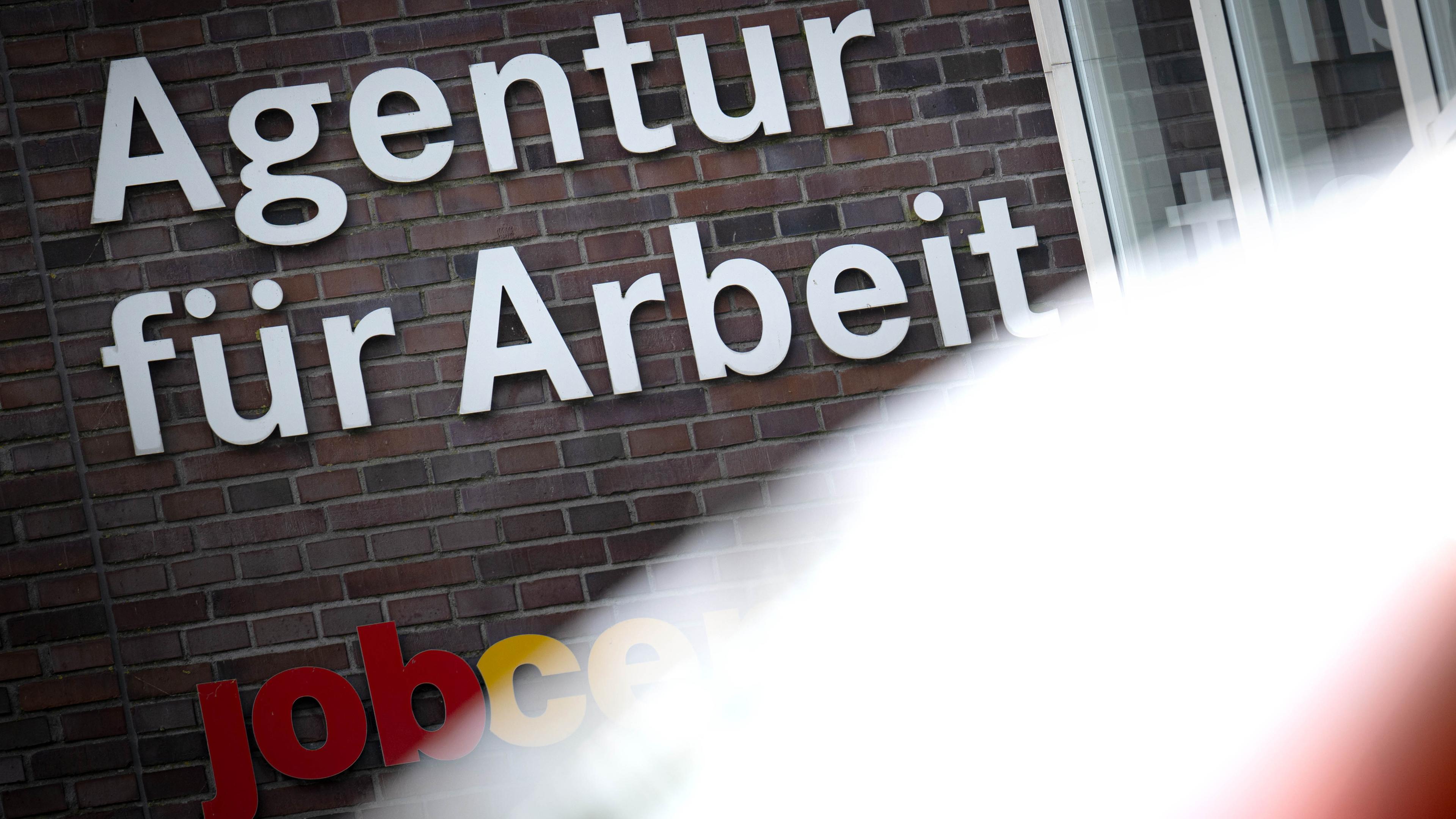 Der Schriftzug "Agentur für Arbeit" hängt am Gebäude der Bundesagentur für Arbeit in Oldenburg. 