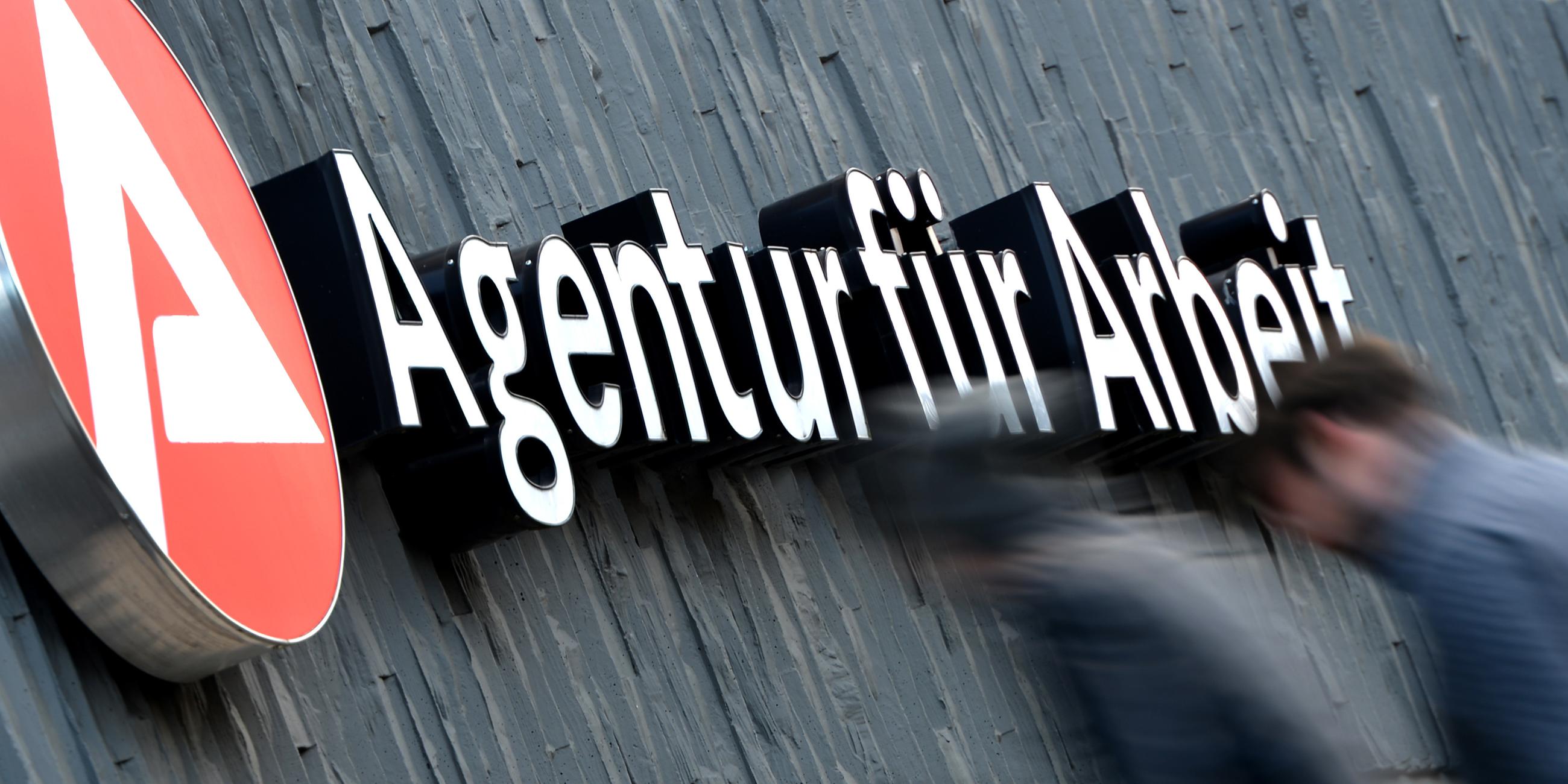 Zwei Männer sind auf dem Weg zur Agentur für Arbeit, aufgenommen am 05.02.2015