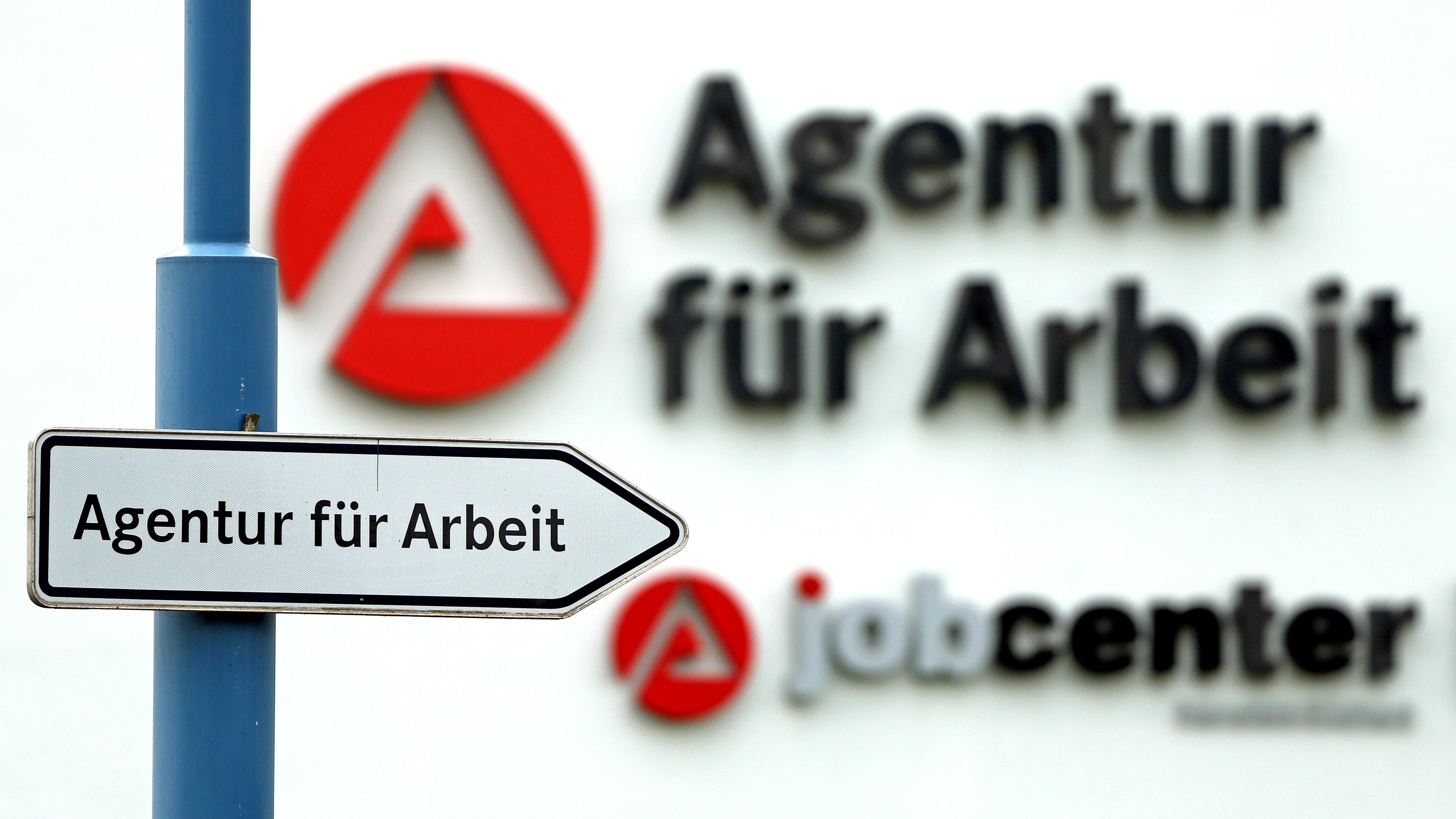 Ein Schild weist den Weg zur Agentur für Arbeit in Sangerhausen (Sachsen-Anhalt)