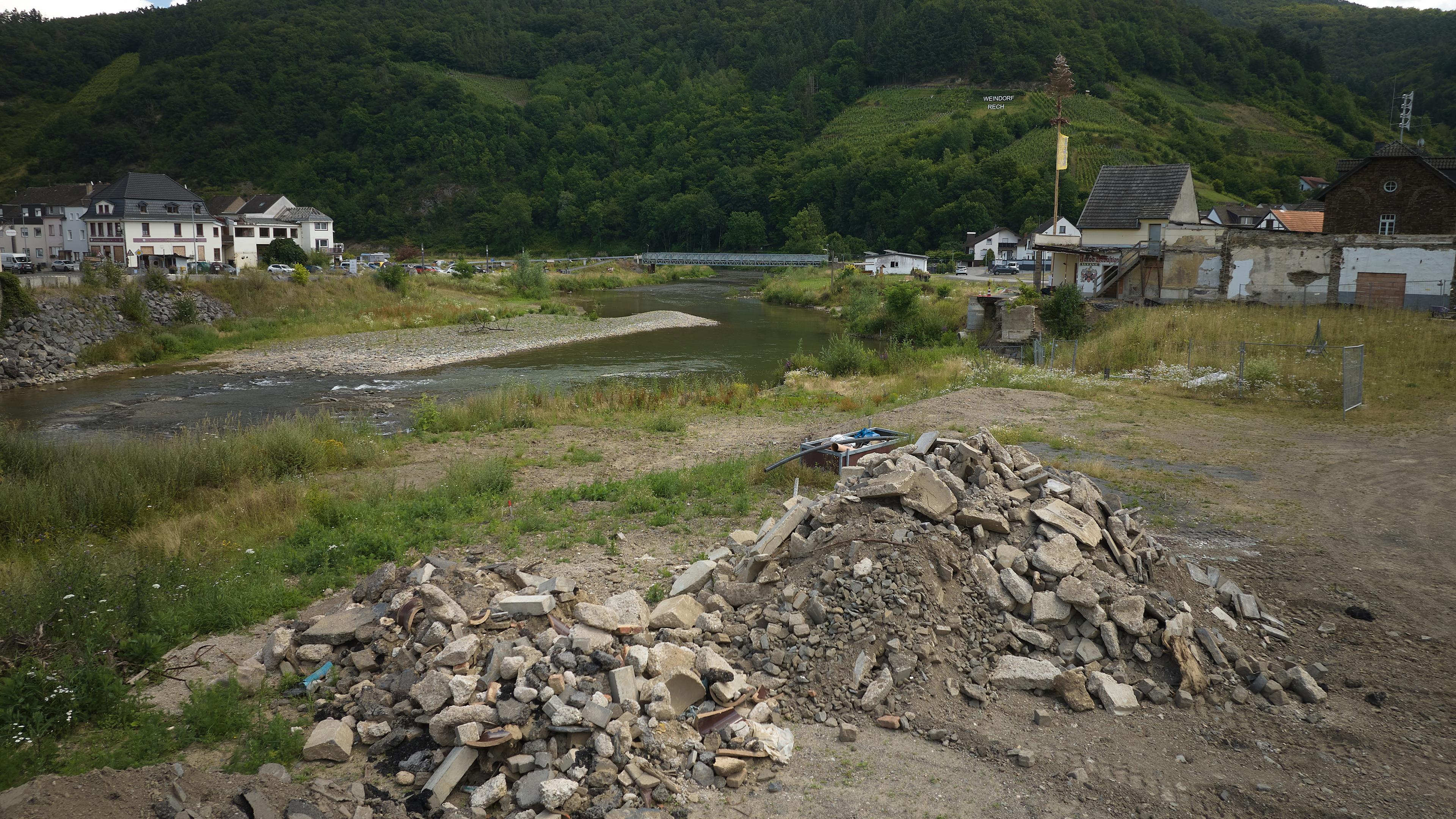 Rheinland-Pfalz, Rech: Nur noch ein Haufen Trümmer ist von der Nepomukbrücke übrig geblieben.