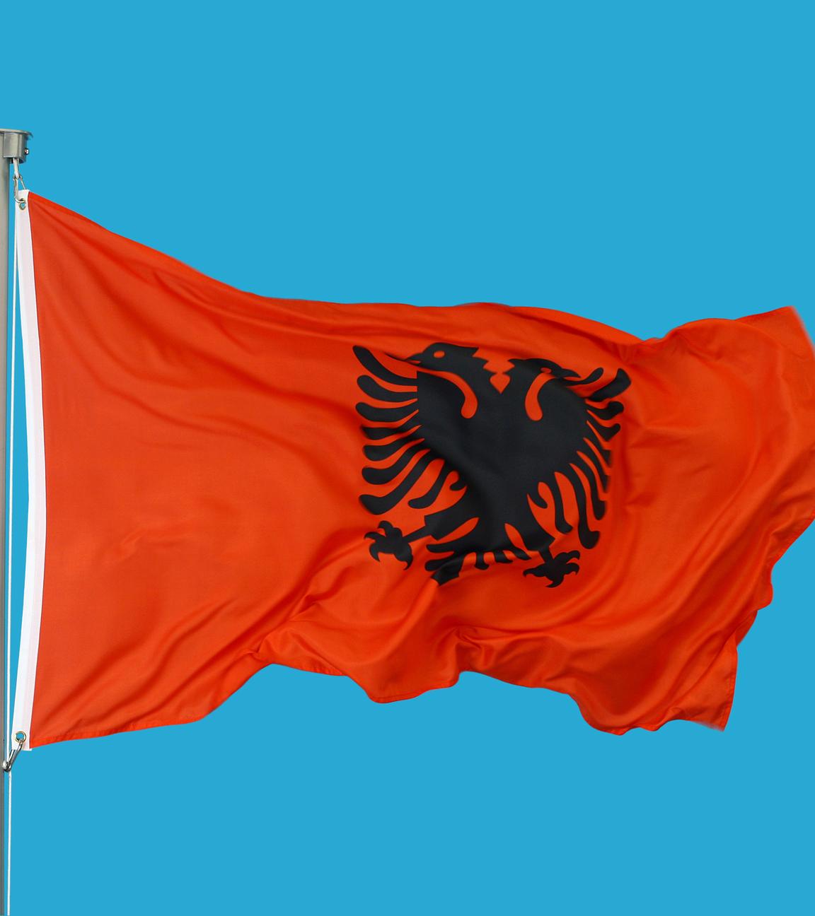 wehende flagge von albanien