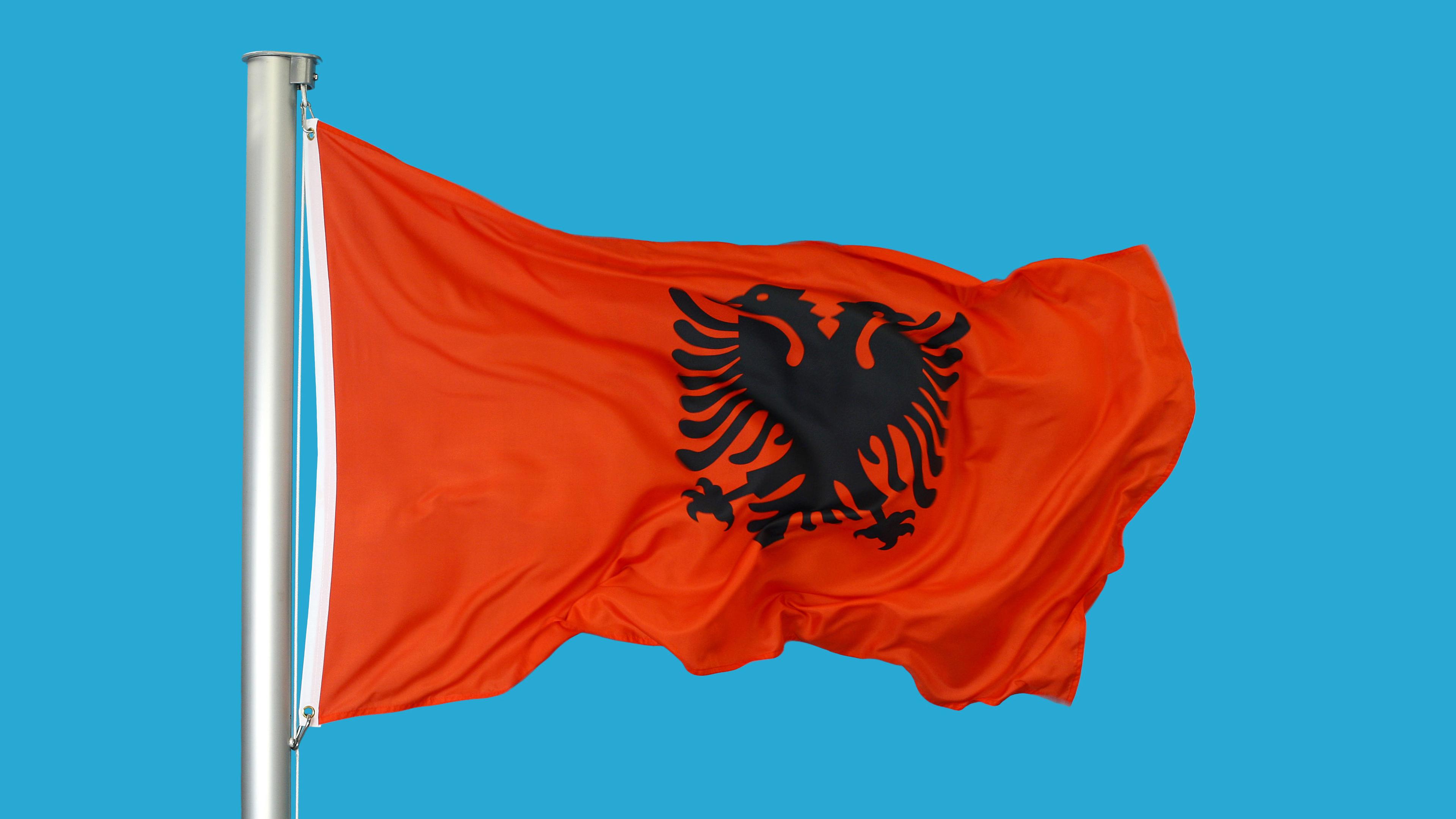 wehende flagge von albanien