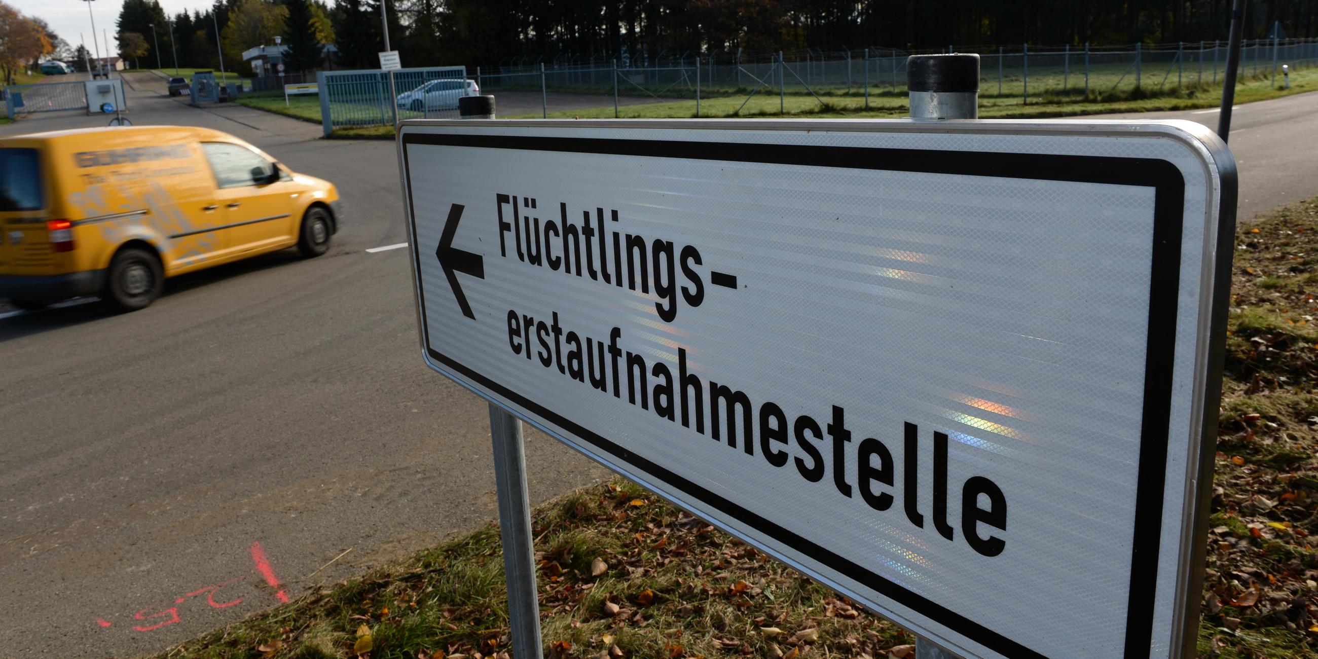 Ein Schild mit der Aufschrift "Flüchtlingserstaufnahmestelle" steht in Meßstetten (Baden-Württemberg) am Eingang der ehemaligen Zollernalb-Kaserne.