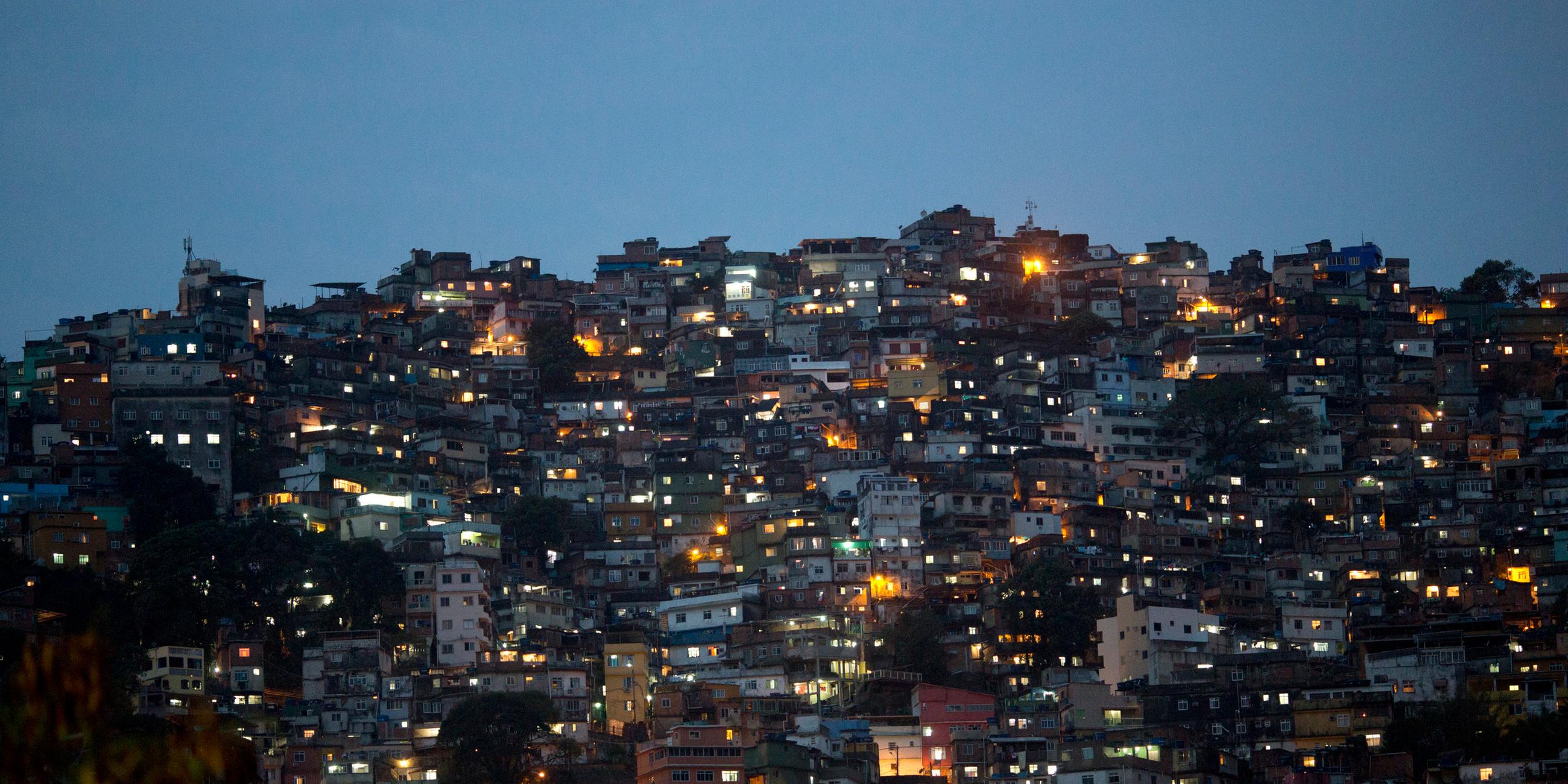 slum in rio de janeiro bei nacht