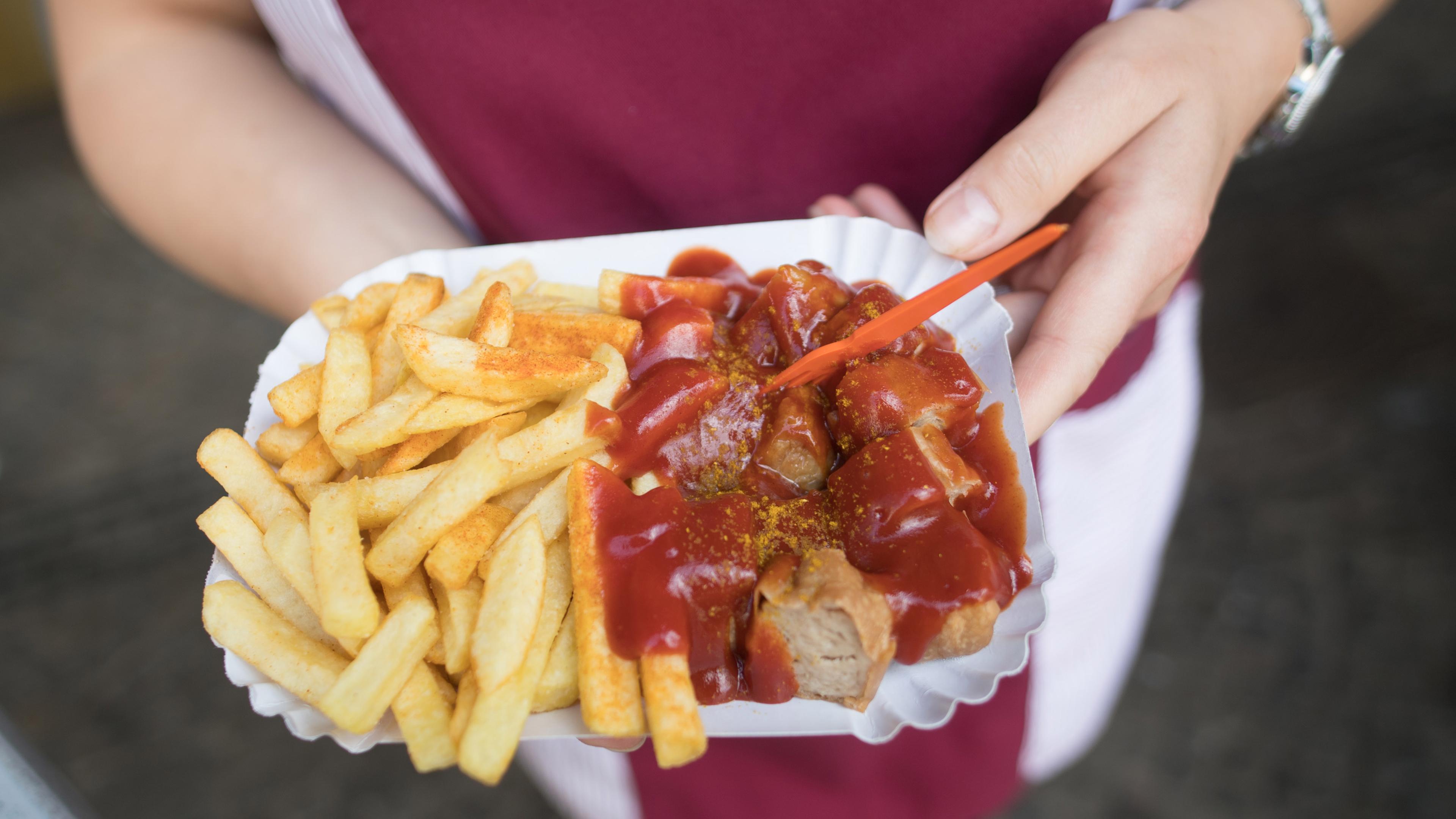 Currywurst mit Pommes