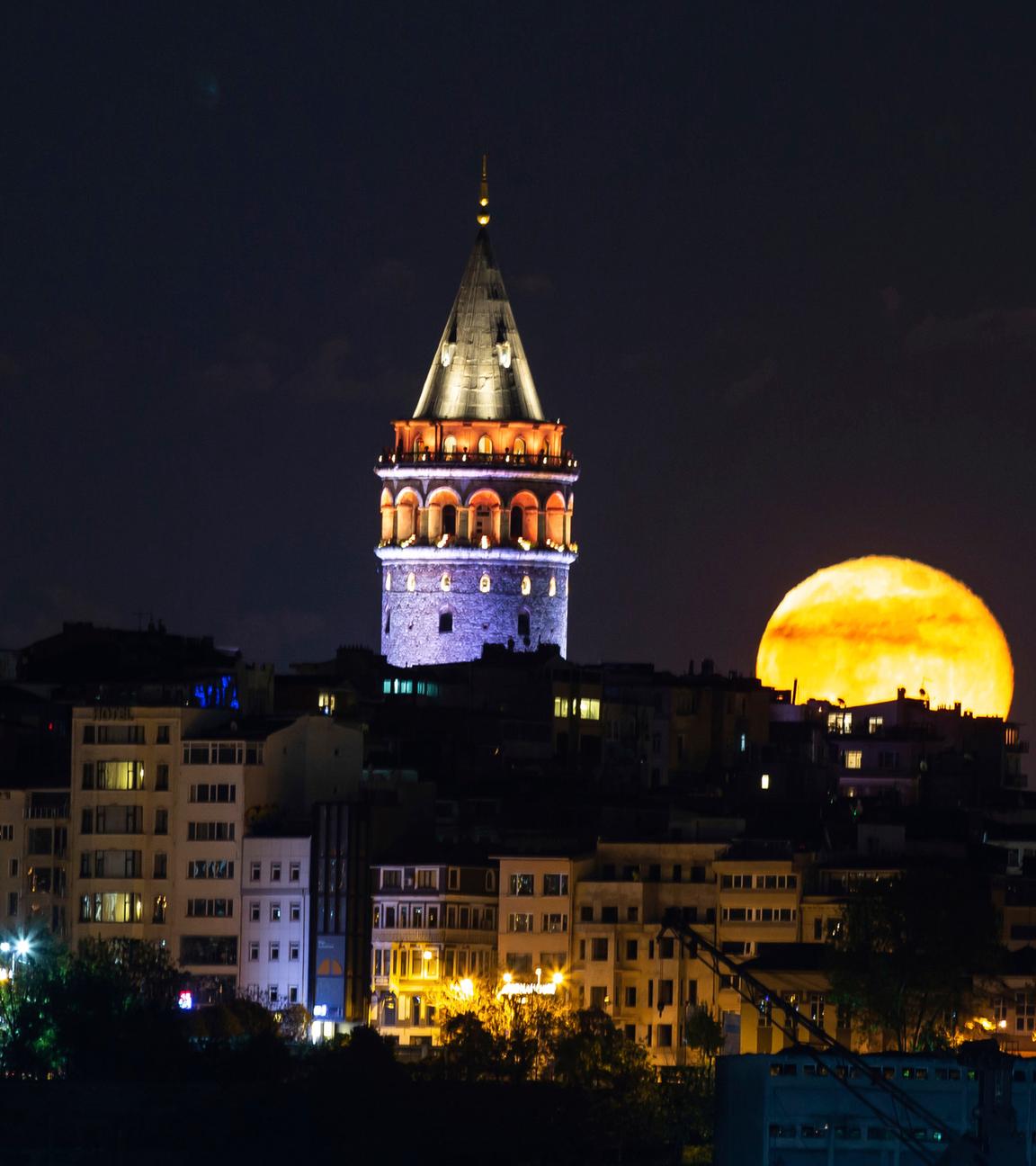der mond steht hinter der skyline von istanbul