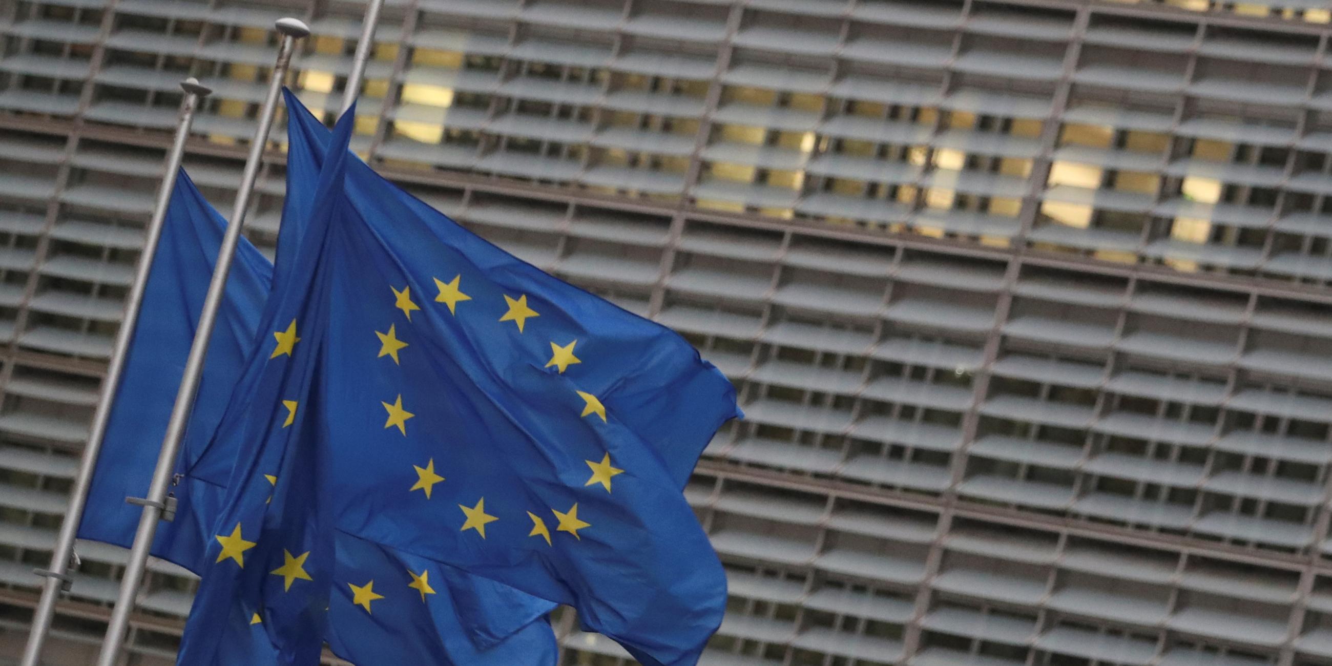 europäische Flaggen wehen vor dem Gebäude der Europäischen Kommission