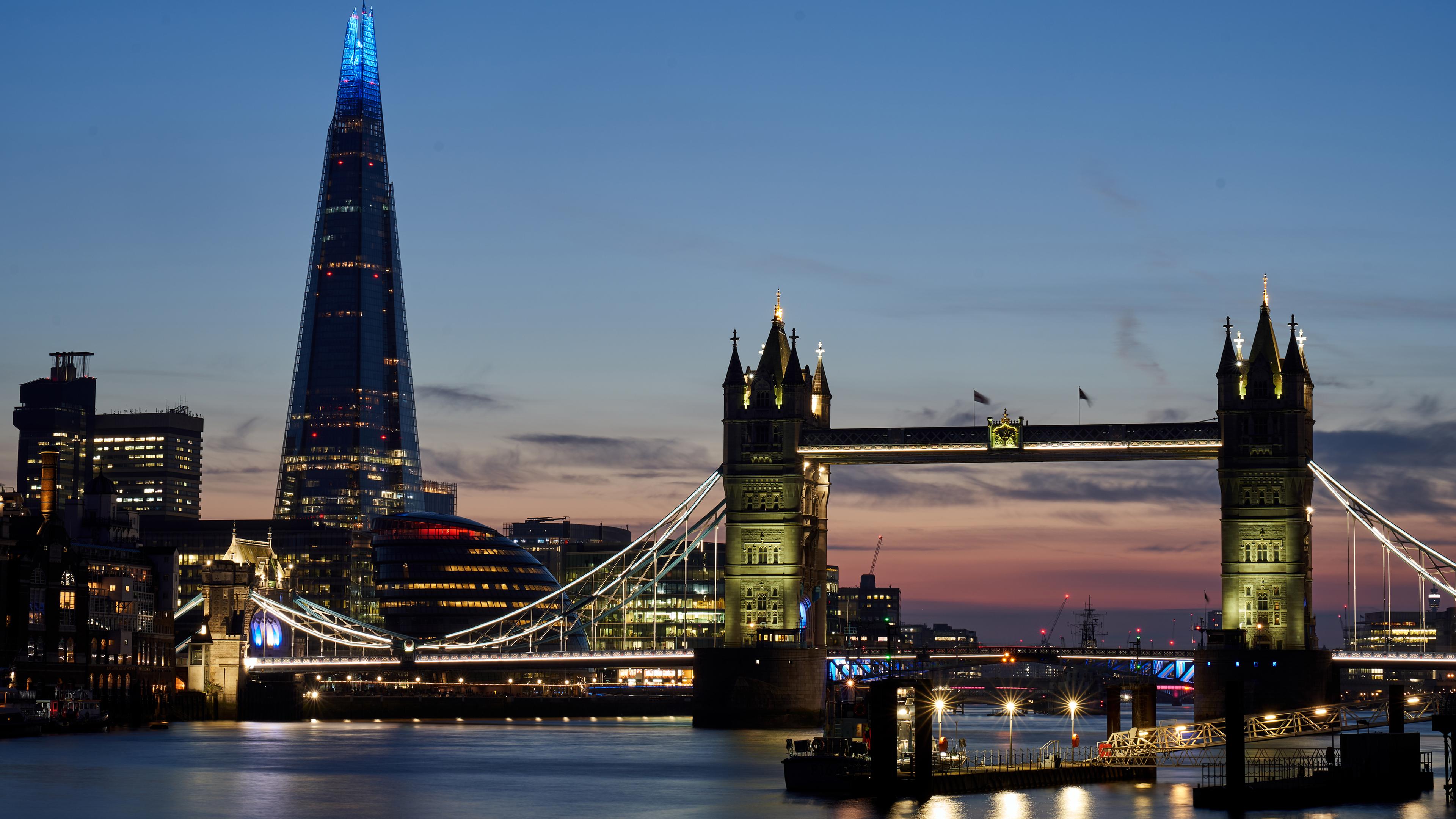 Tower Bridge und The Shard in London bei Sonnenuntergang