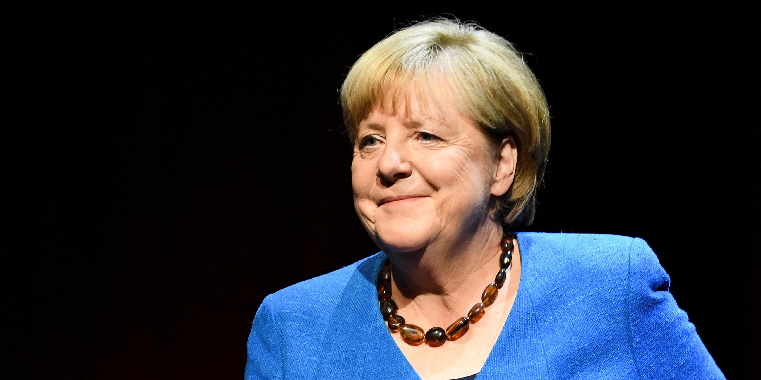 Angela Merkel im Jahr 2022. Die Altkanzlerin trägt einen blauen Blazer.