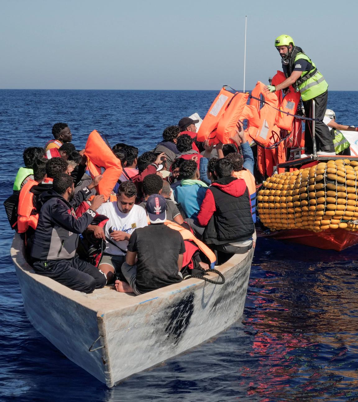 Zwei volle Boote mit Migranten auf dem Meer