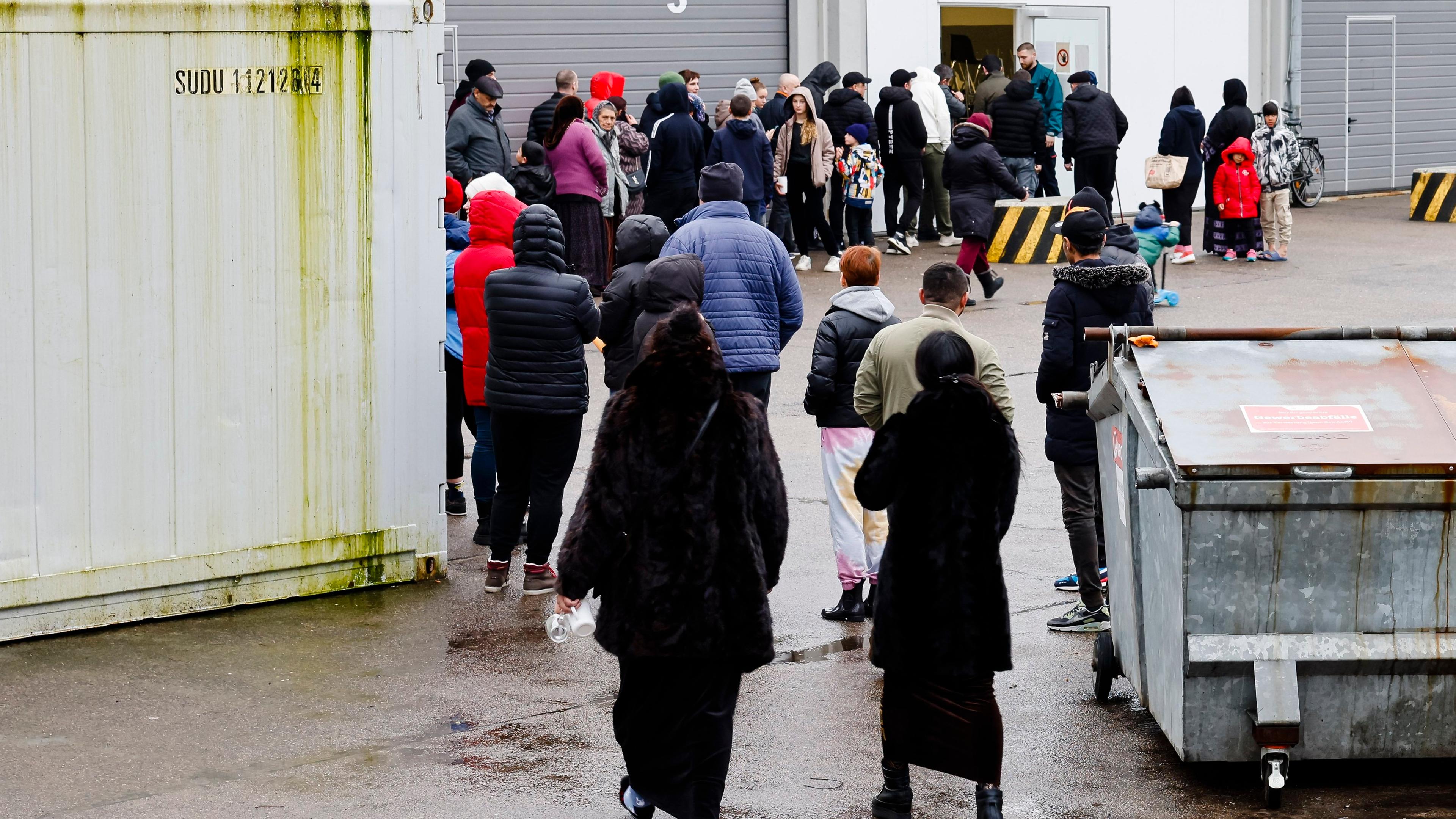 Flüchtlinge warten vor einer Essensausgabe in Nordfriesland