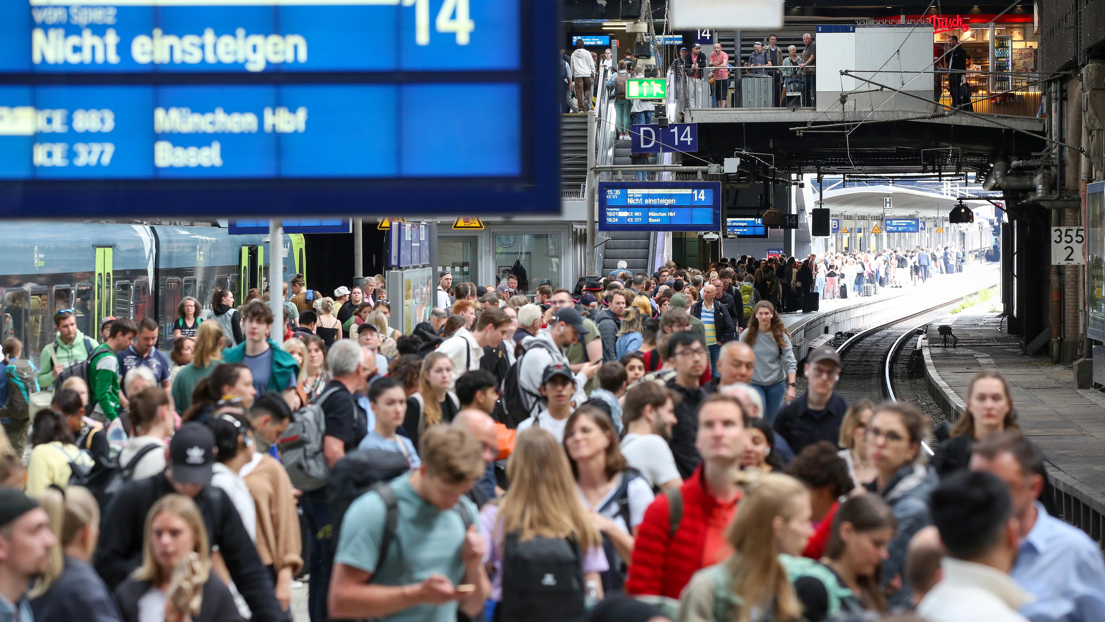 Voller Bahnsteig im Hamburger Hauptbahnhof