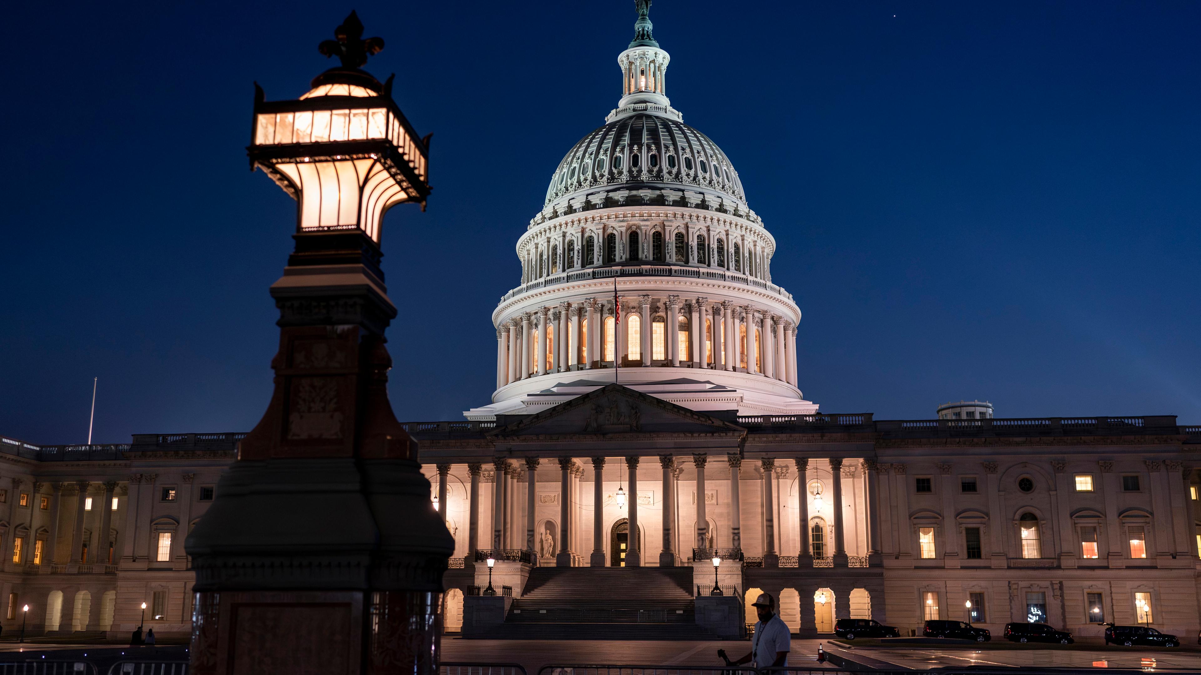  Das US-Kapitol beleuchtet bei Nacht. 