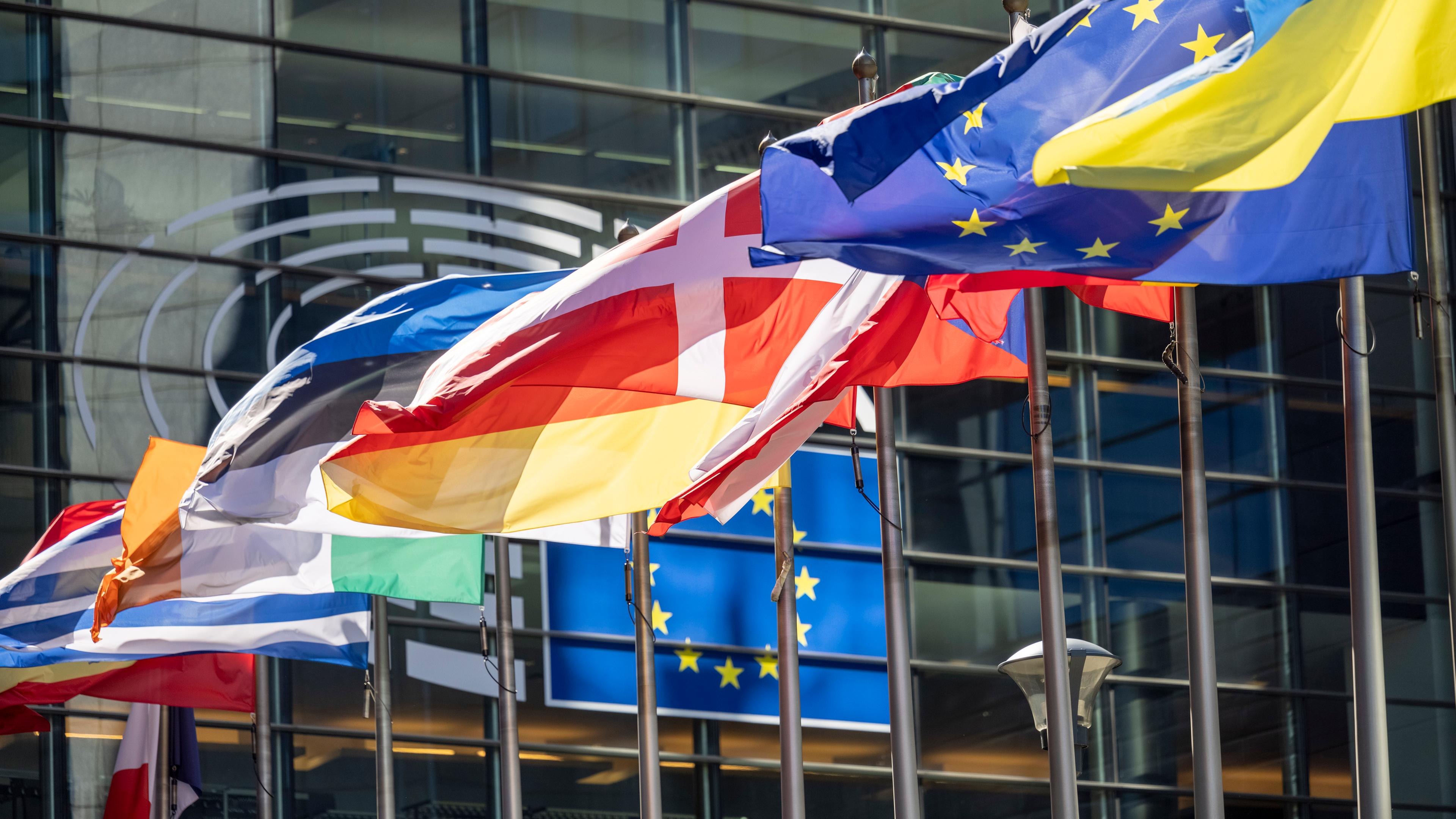 Fahnen der EU-Mitgliedstaaten vor dem Europäischen Parlament in Brüssel