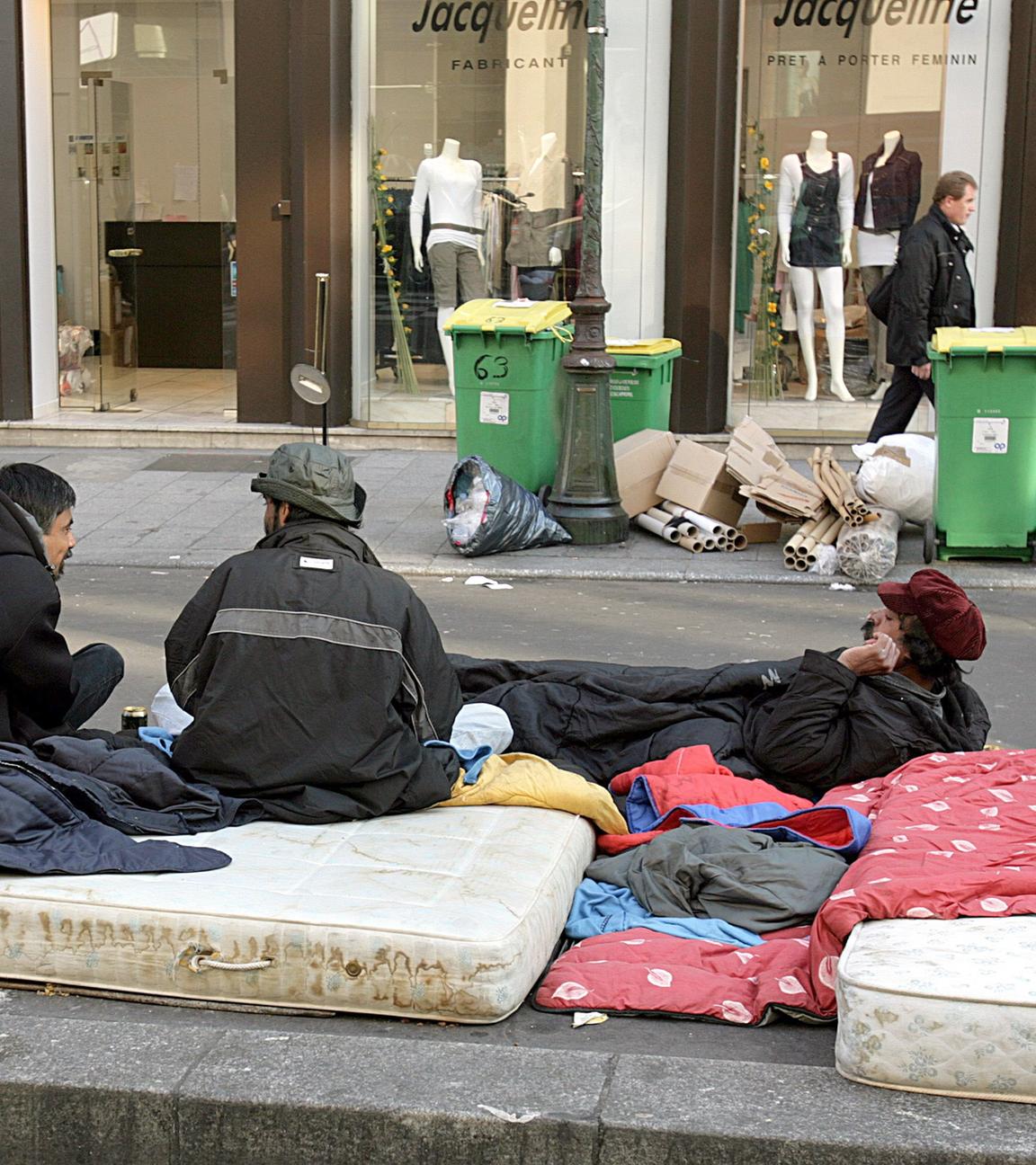 obdachlose vor einem modegeschaeft in paris