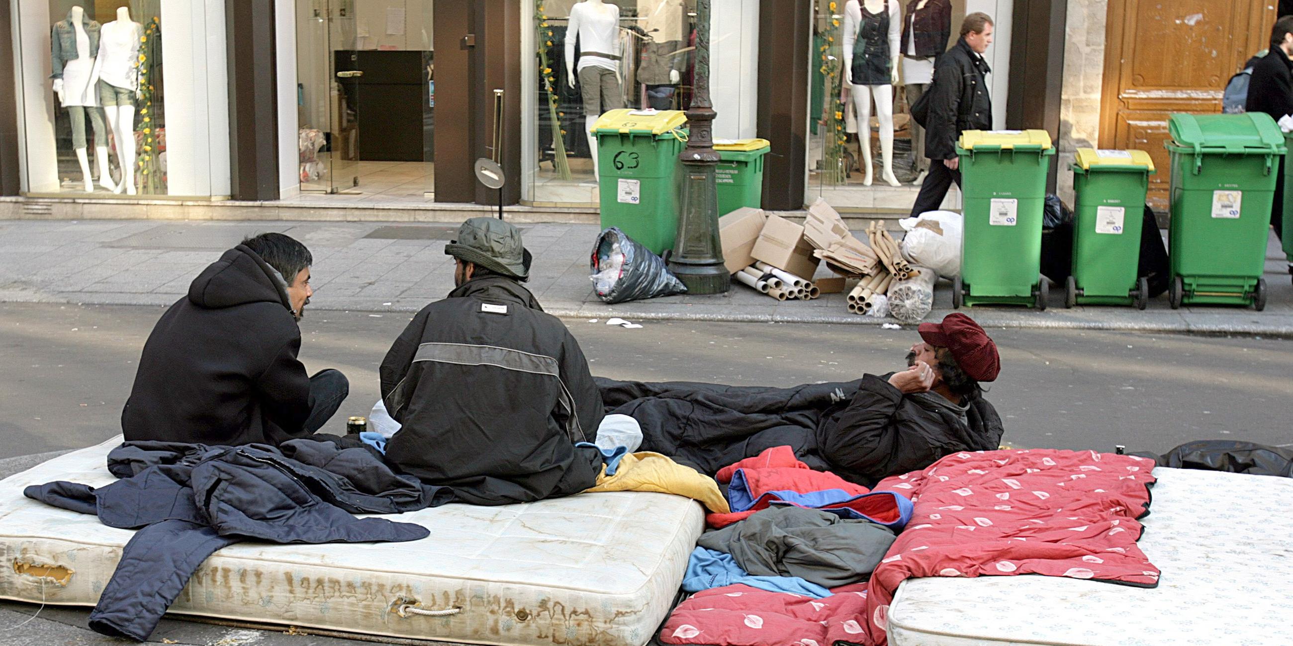 obdachlose vor einem modegeschaeft in paris