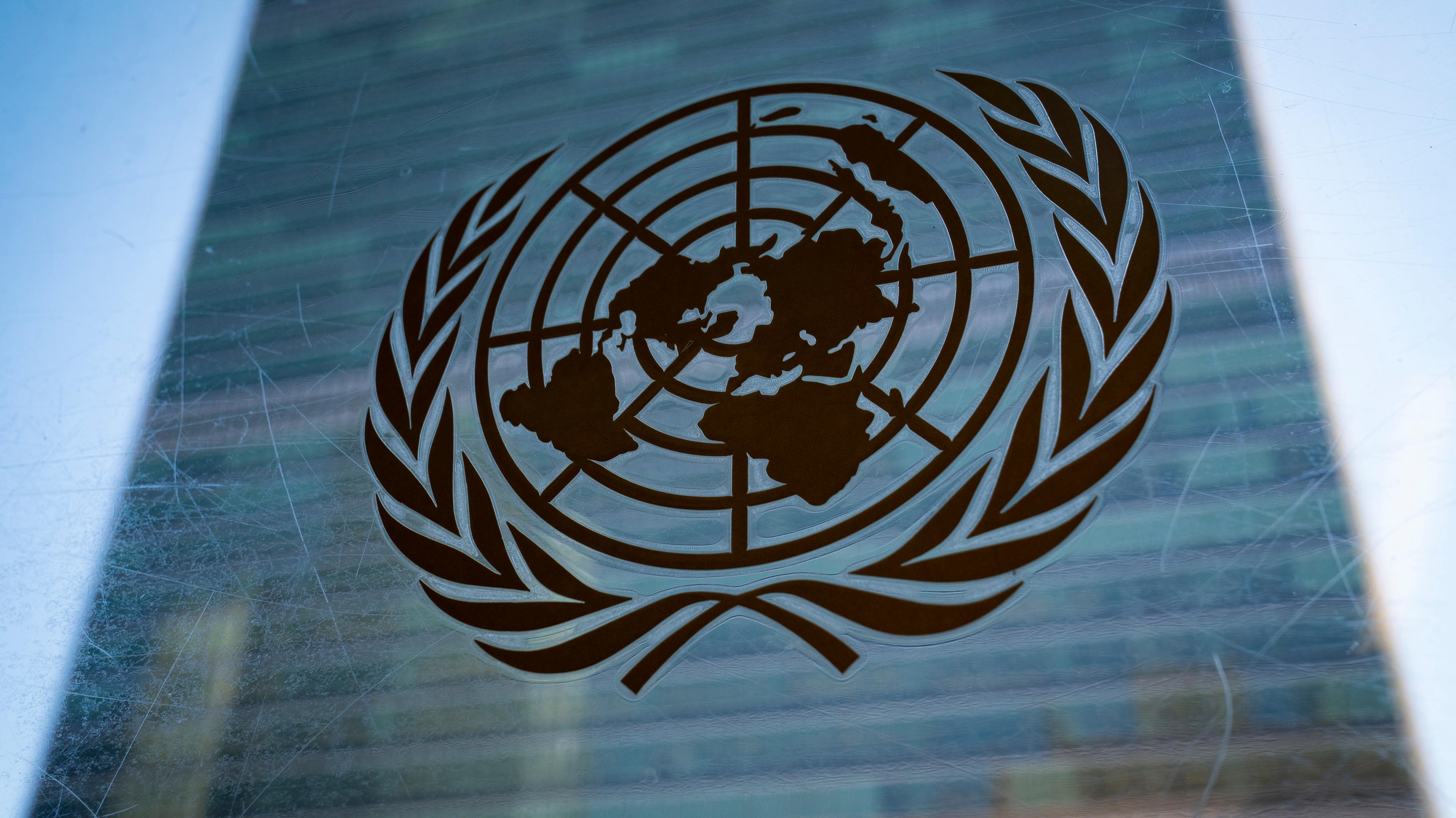 Blick auf das Logo der Vereinten Nationen am UN-Hauptquartier in New York. (28.02.2022)