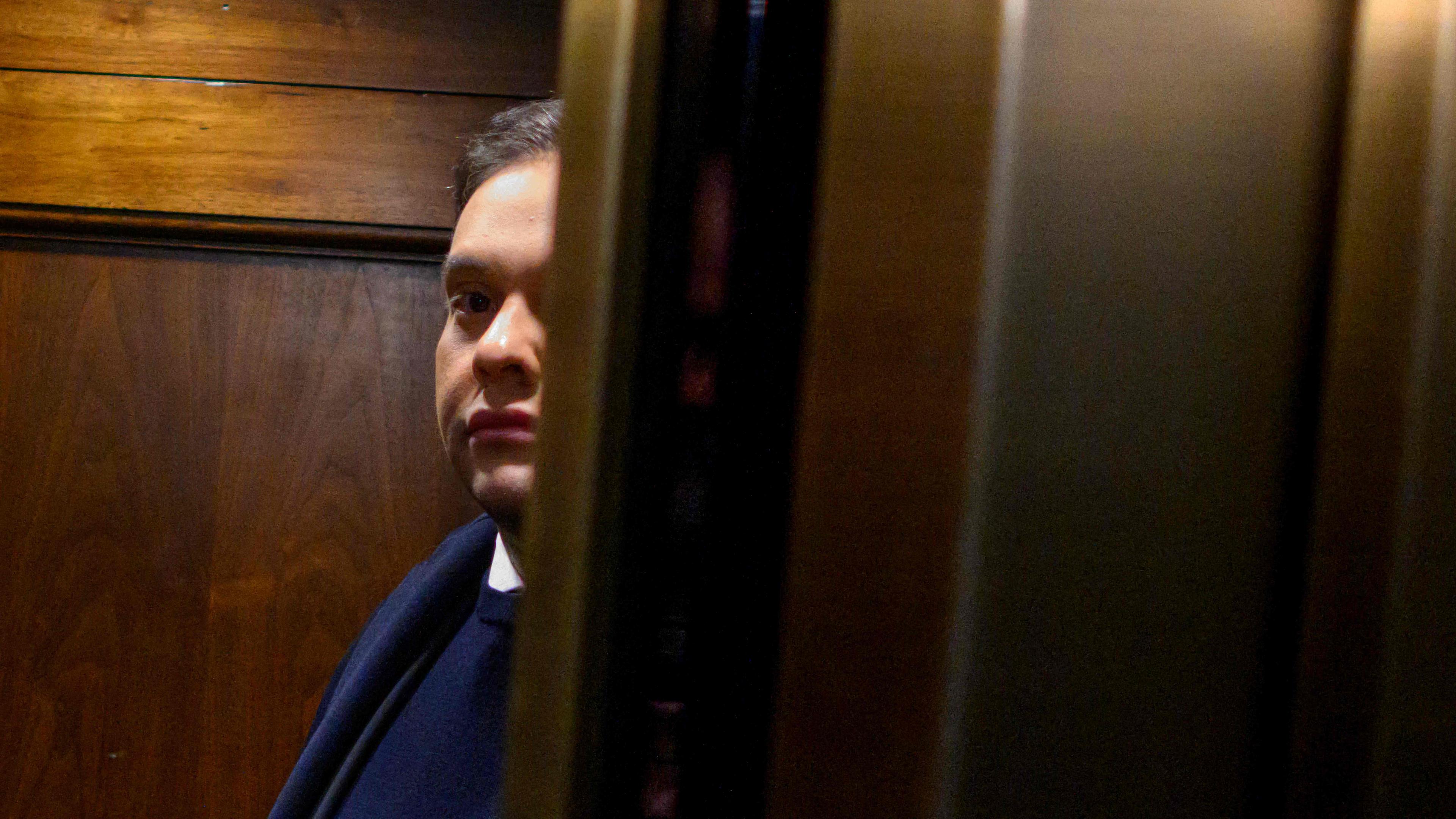 Der Abgeordnete George Santos, nimmt einen Aufzug auf dem Weg von seinem Büro zum US-Kapitol in Washington, DC, am 01.12.2023. 