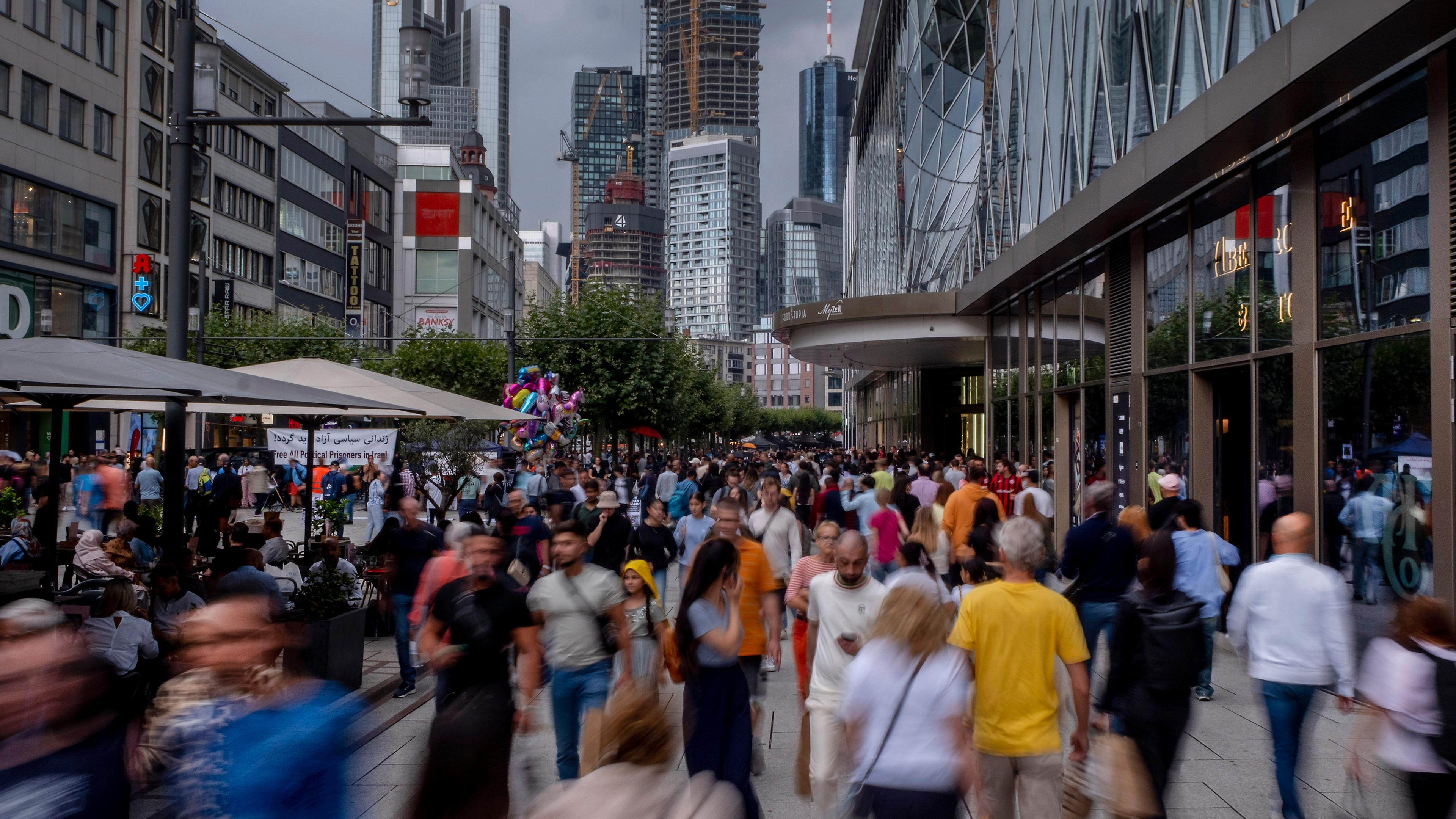 Menschen auf der Zeil in Frankfurt am Main