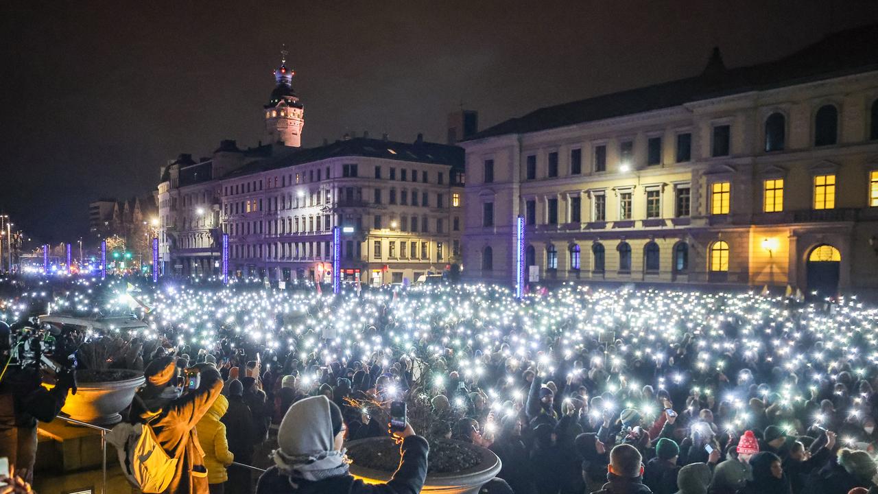 Protest Nach Geheimtreffen: Tausende Demonstrieren Gegen AfD - ZDFheute