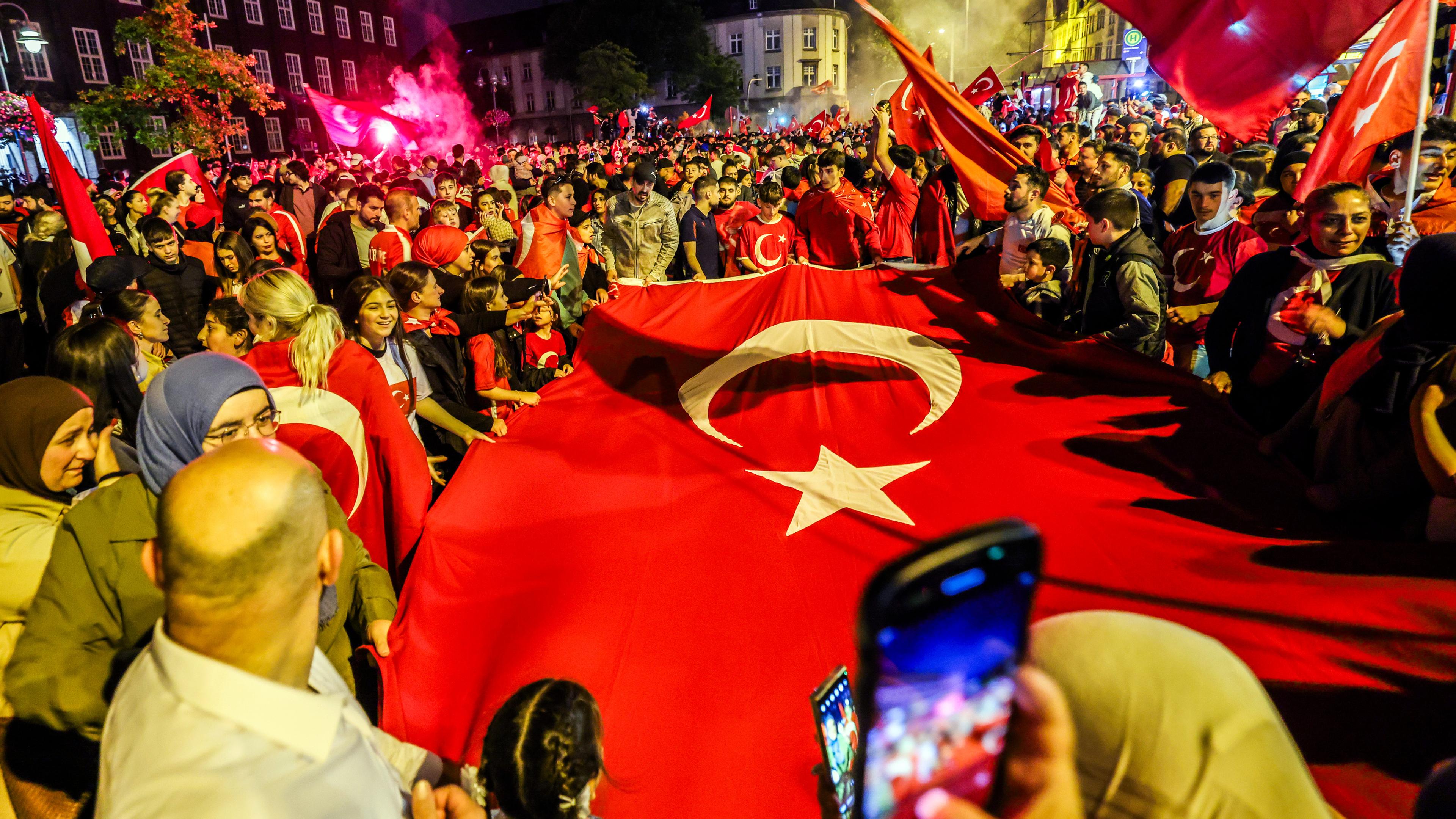 Euro 2024: Türkische Fans feiern in Duisburg