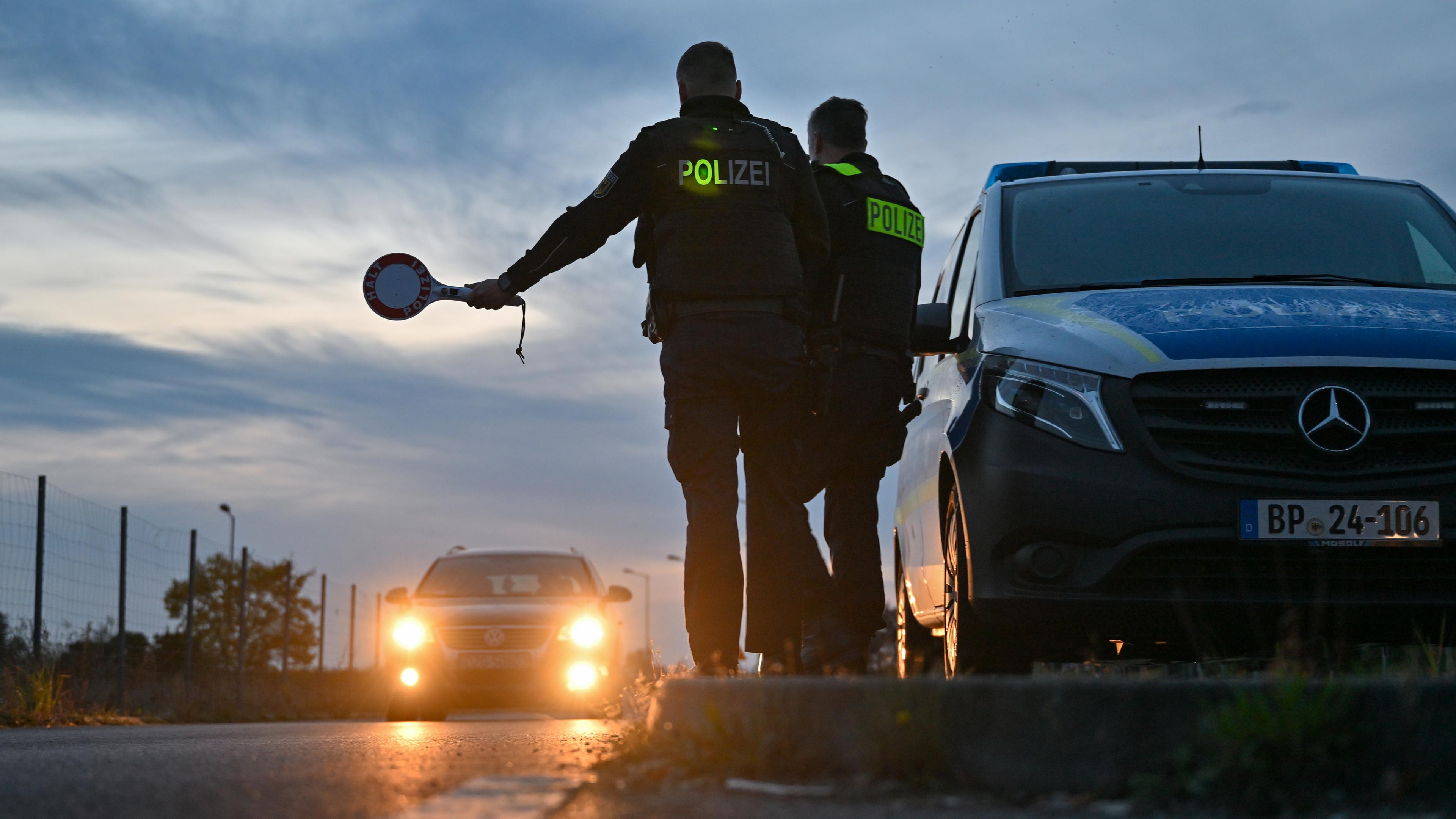 Bundespolizisten führen Grenzkontrollen durch