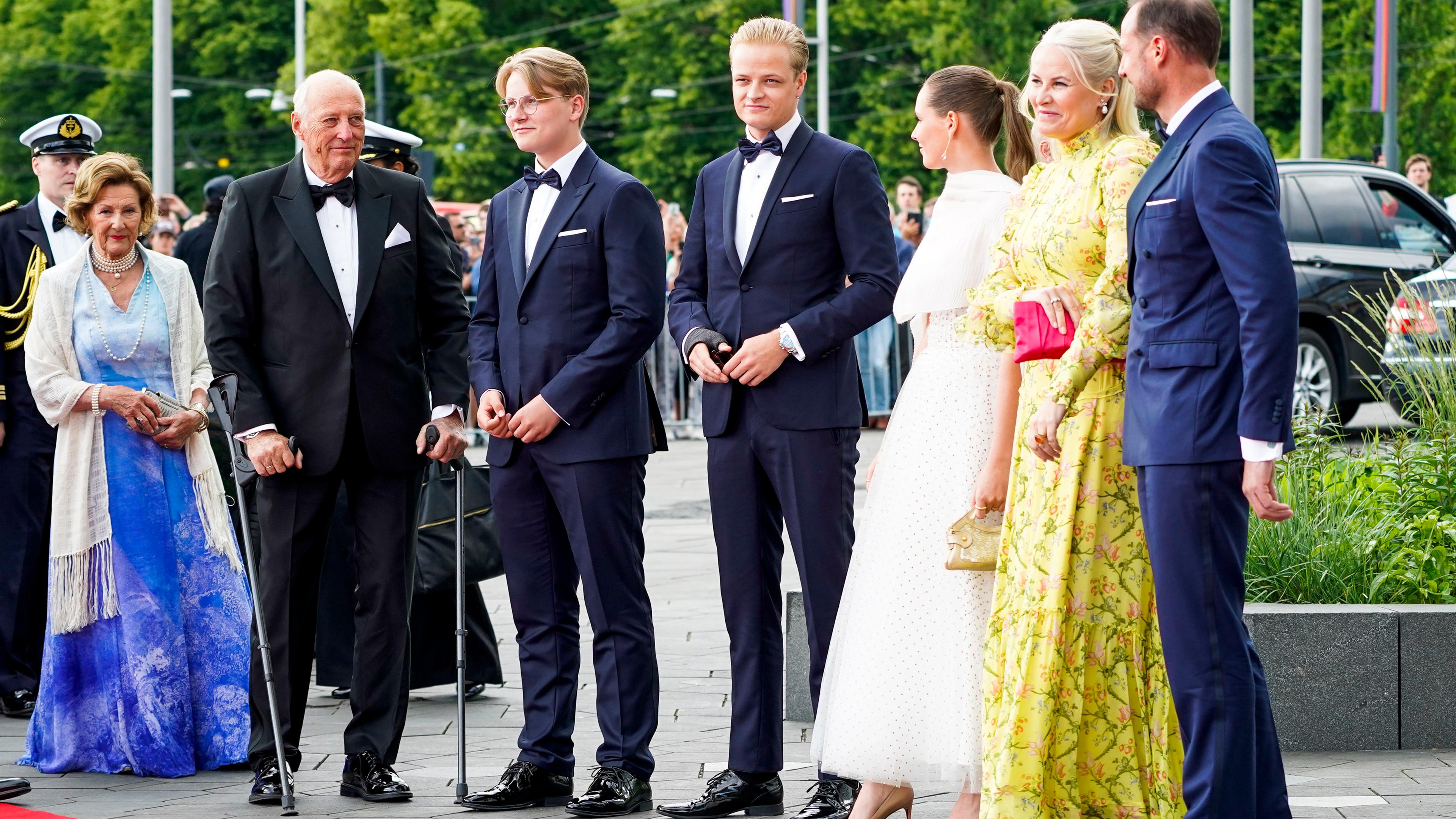 Mitglieder der könglichen Familie von Norwegen, unter anderem Kronprinzessin Mette-Marit und ihr Sohn Marius, kommen bei einem offiziellen Event an.