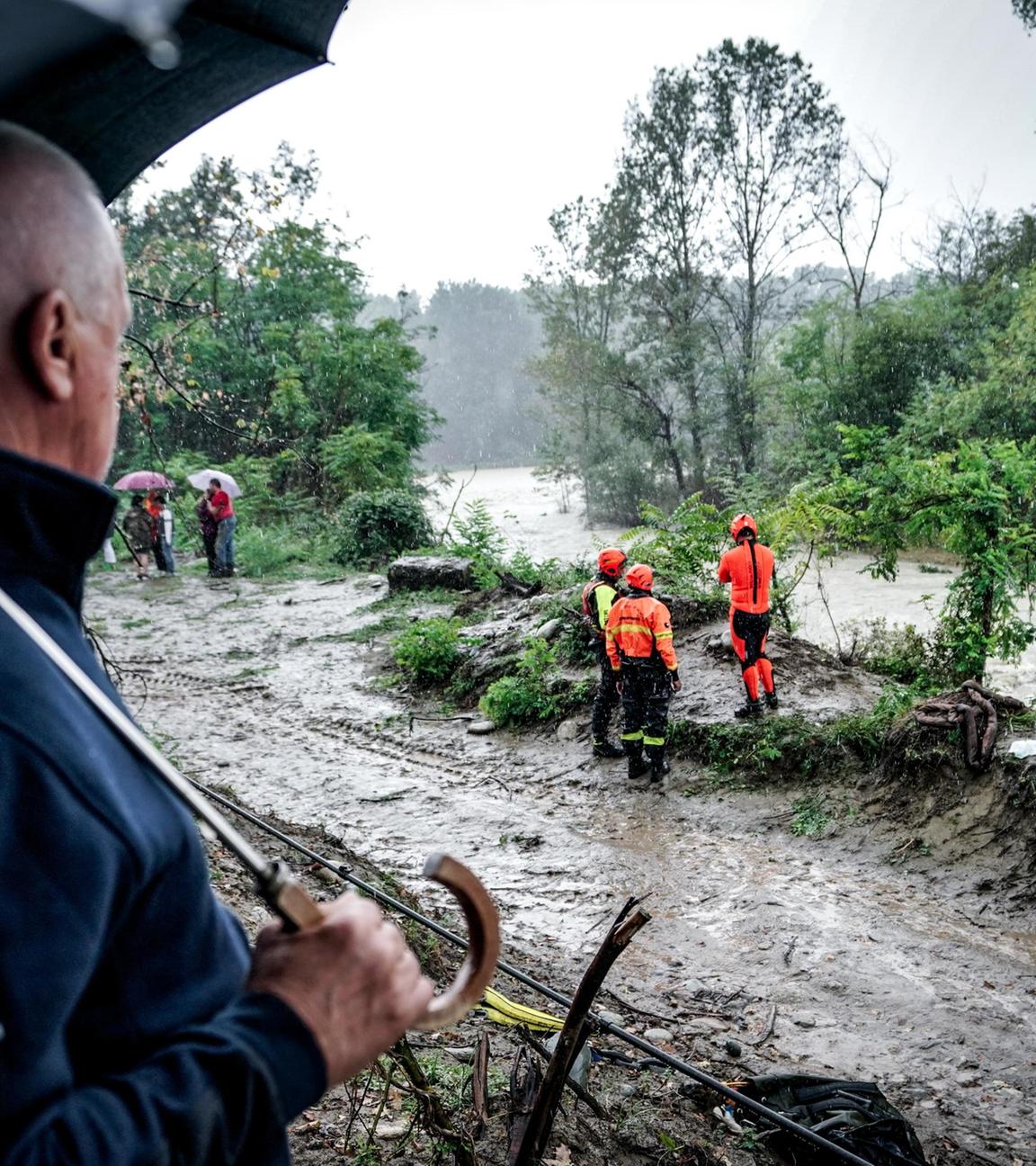 Firefighters search for man swept away by the floods in Turin 