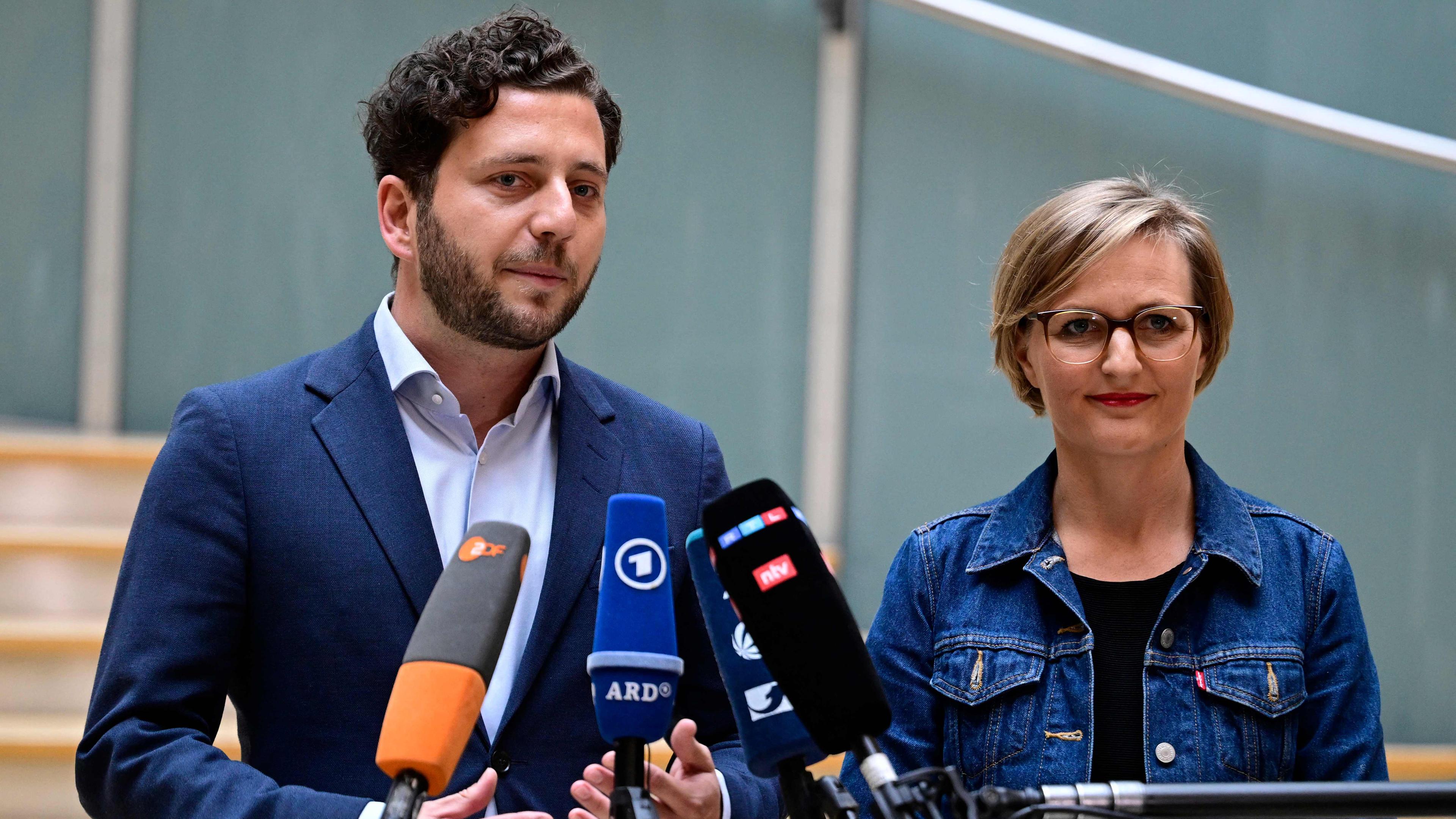 Das Bild zeigt Felix Banaszak und Franziska Brantner, die sich für den Vorsitz bei den Grünen bewerben.